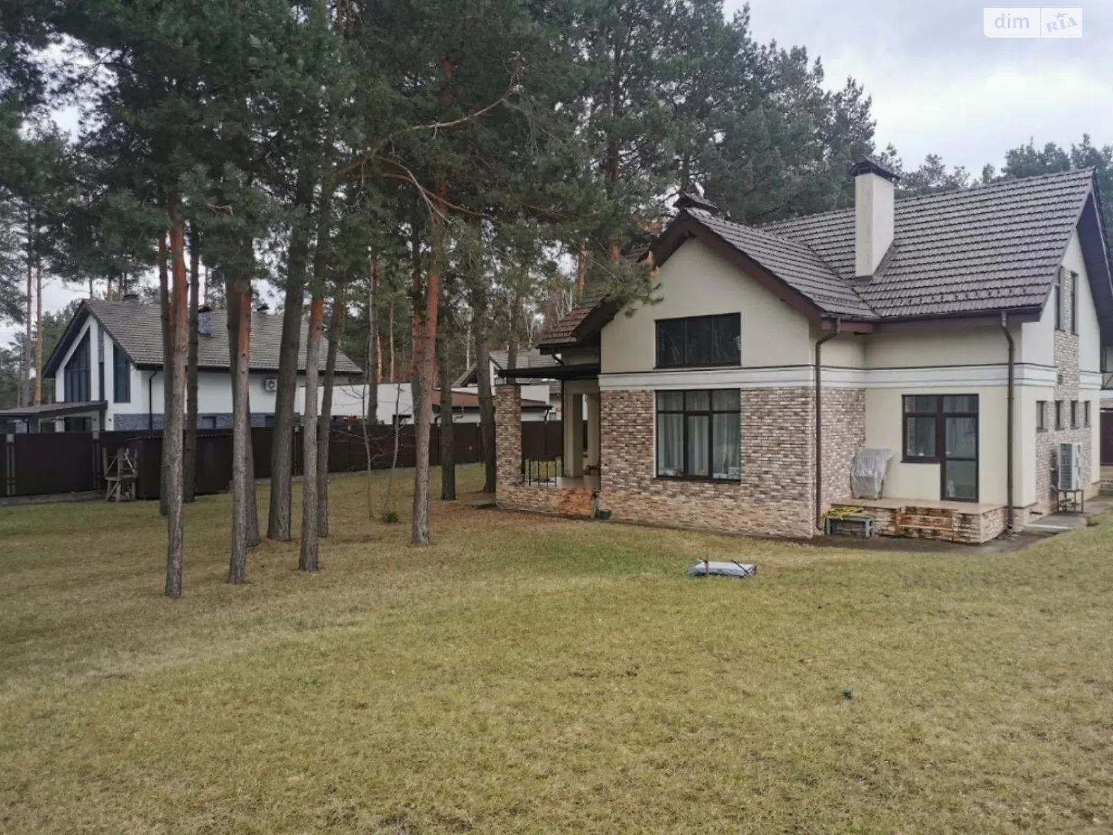 Сдается в аренду дом на 2 этажа 220 кв. м с камином, цена: 1800 $ - фото 1