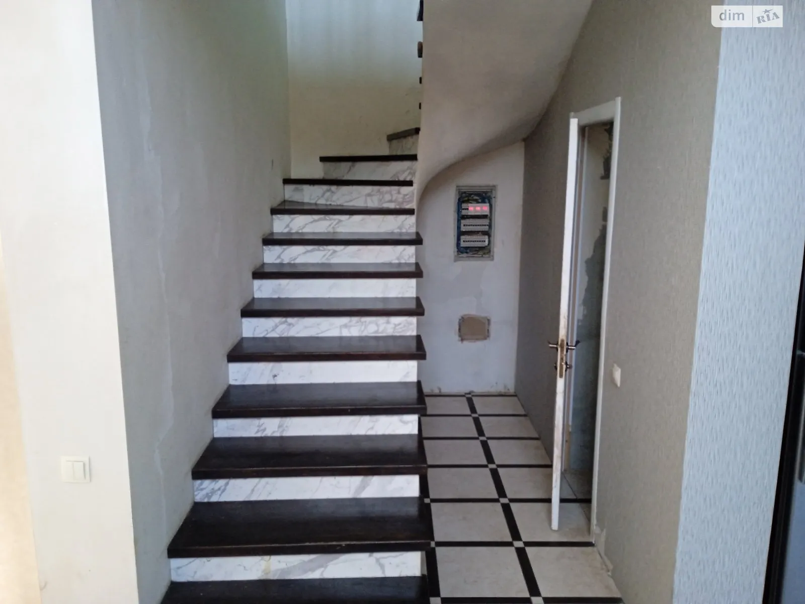Продается дом на 2 этажа 200 кв. м с подвалом - фото 2