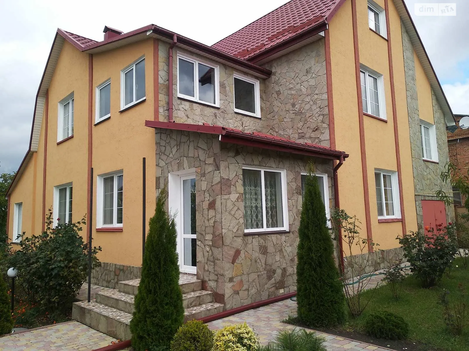 Продается дом на 3 этажа 300 кв. м с баней/сауной, цена: 180000 €