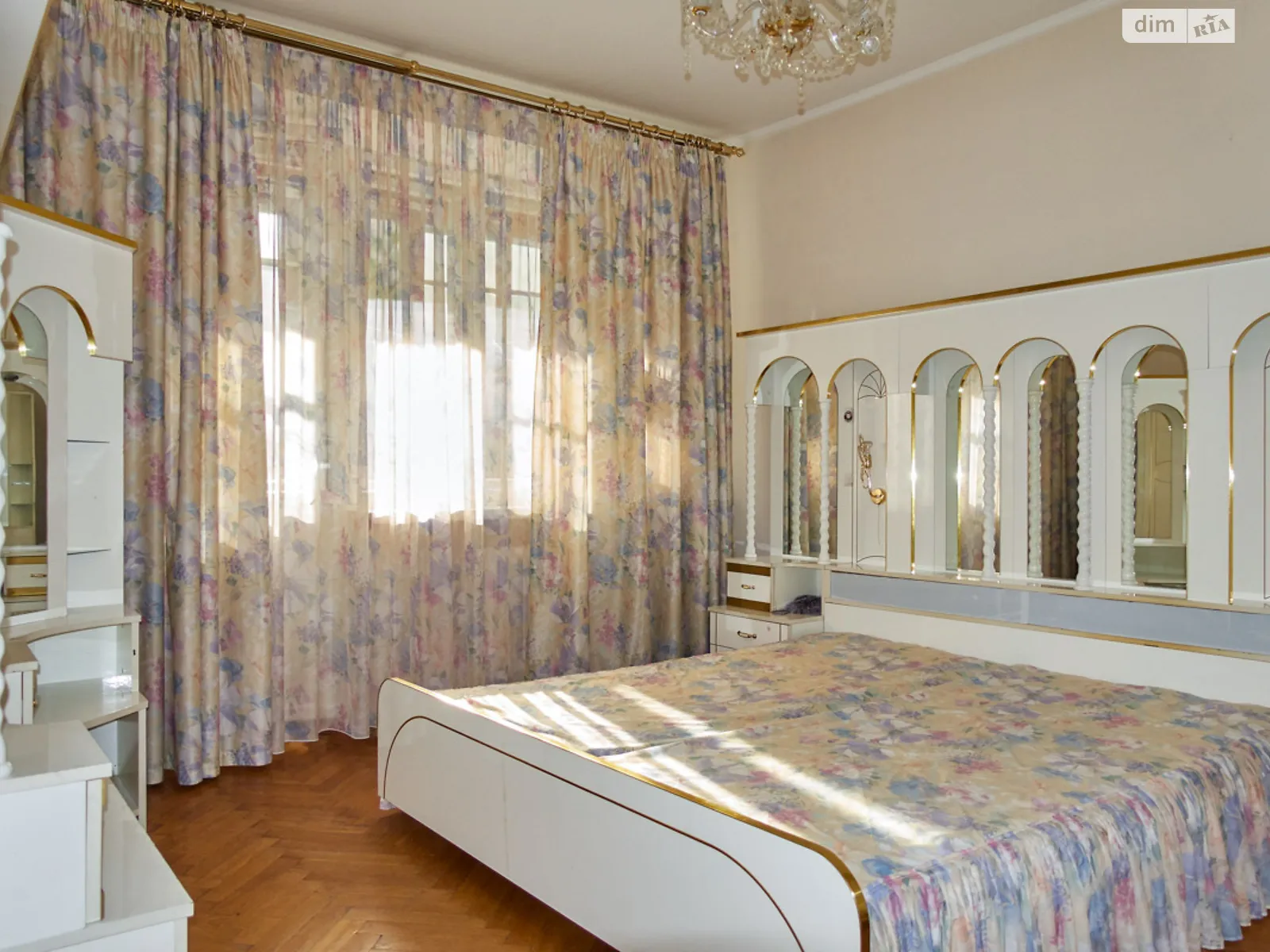 Продается 3-комнатная квартира 100 кв. м в Киеве, ул. Предславинская, 49