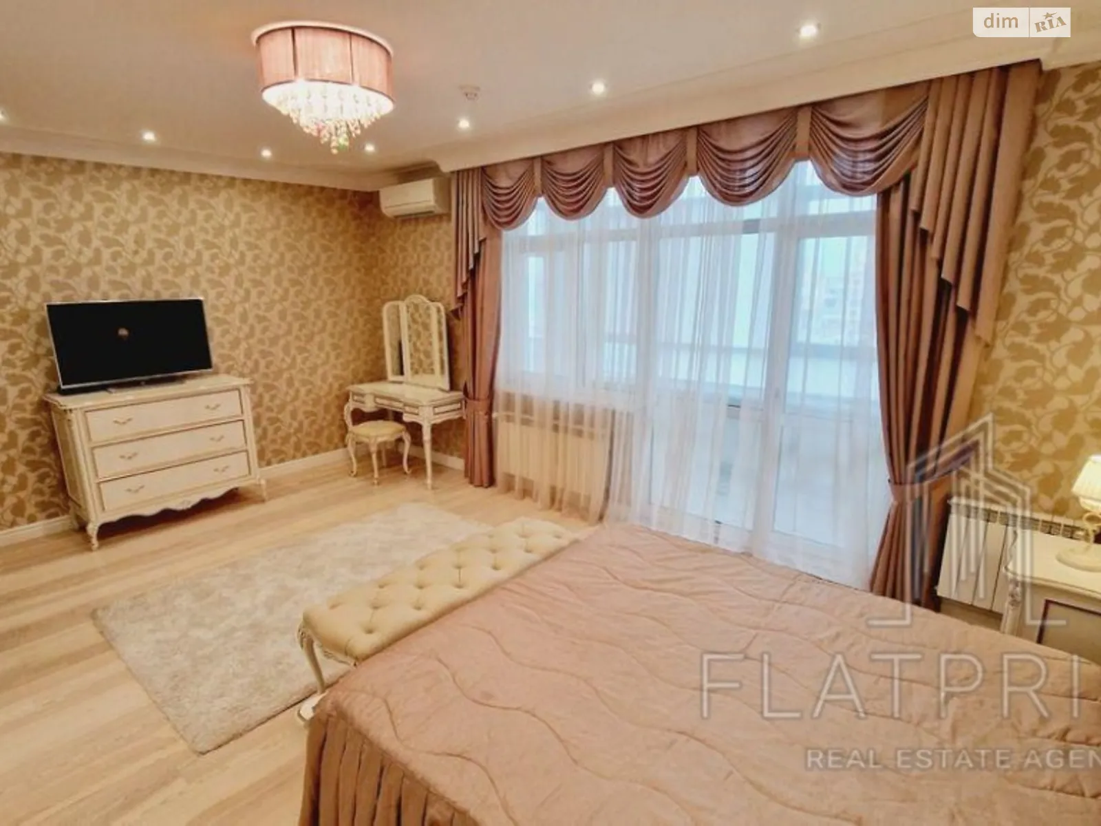 Продается 4-комнатная квартира 140 кв. м в Киеве, ул. Коновальца Евгения, 44А