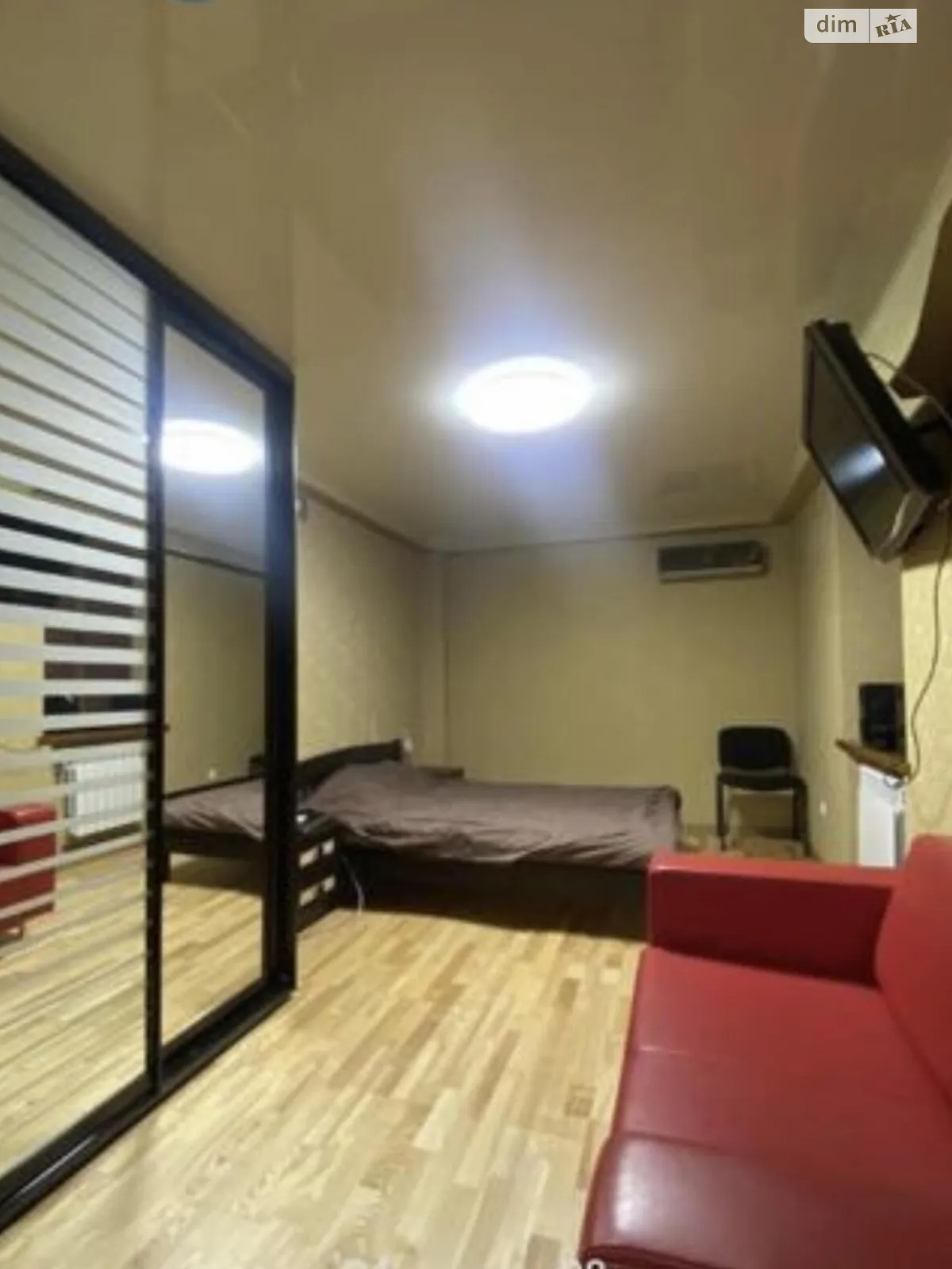 Продается 2-комнатная квартира 46 кв. м в Днепре, ул. Хмельницкого Богдана