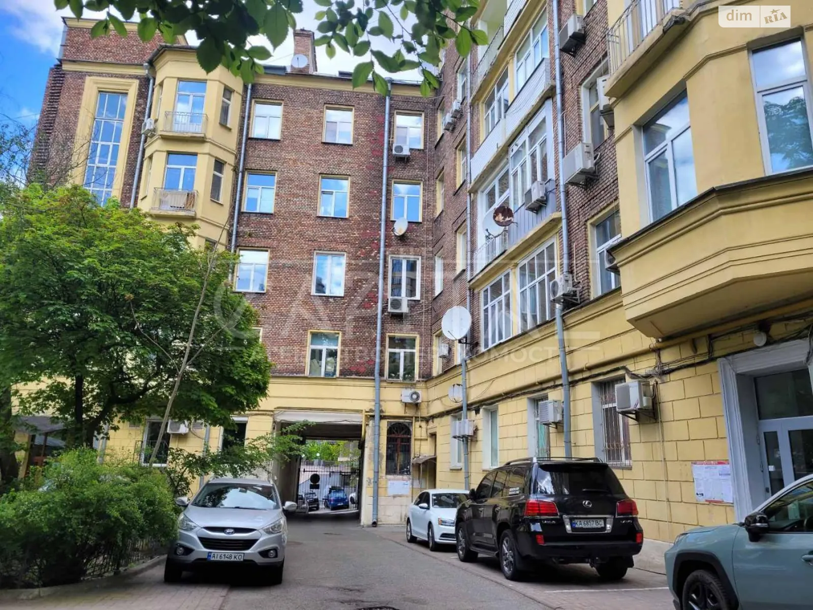 Продается 4-комнатная квартира 141 кв. м в Киеве, спуск Крутой