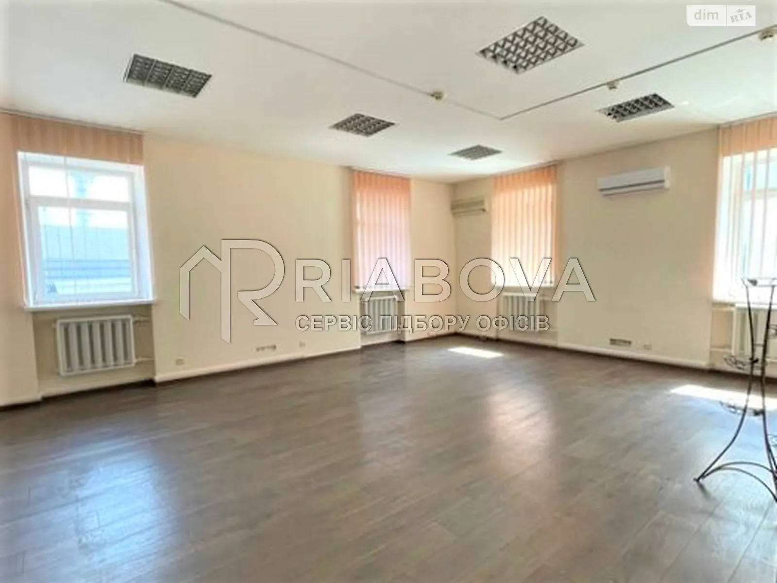 Сдается в аренду офис 175 кв. м в бизнес-центре, цена: 2400 $