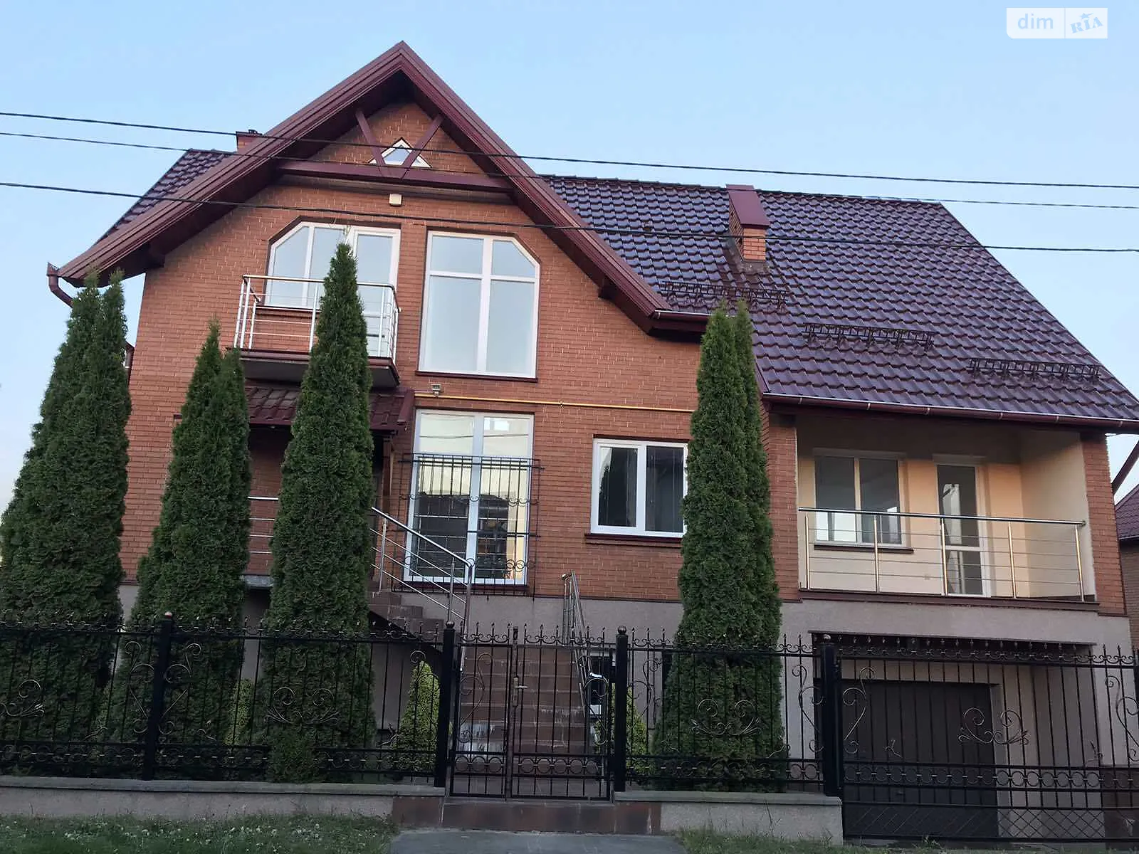 Продається будинок 3 поверховий 297 кв. м з гаражем, цена: 185000 $