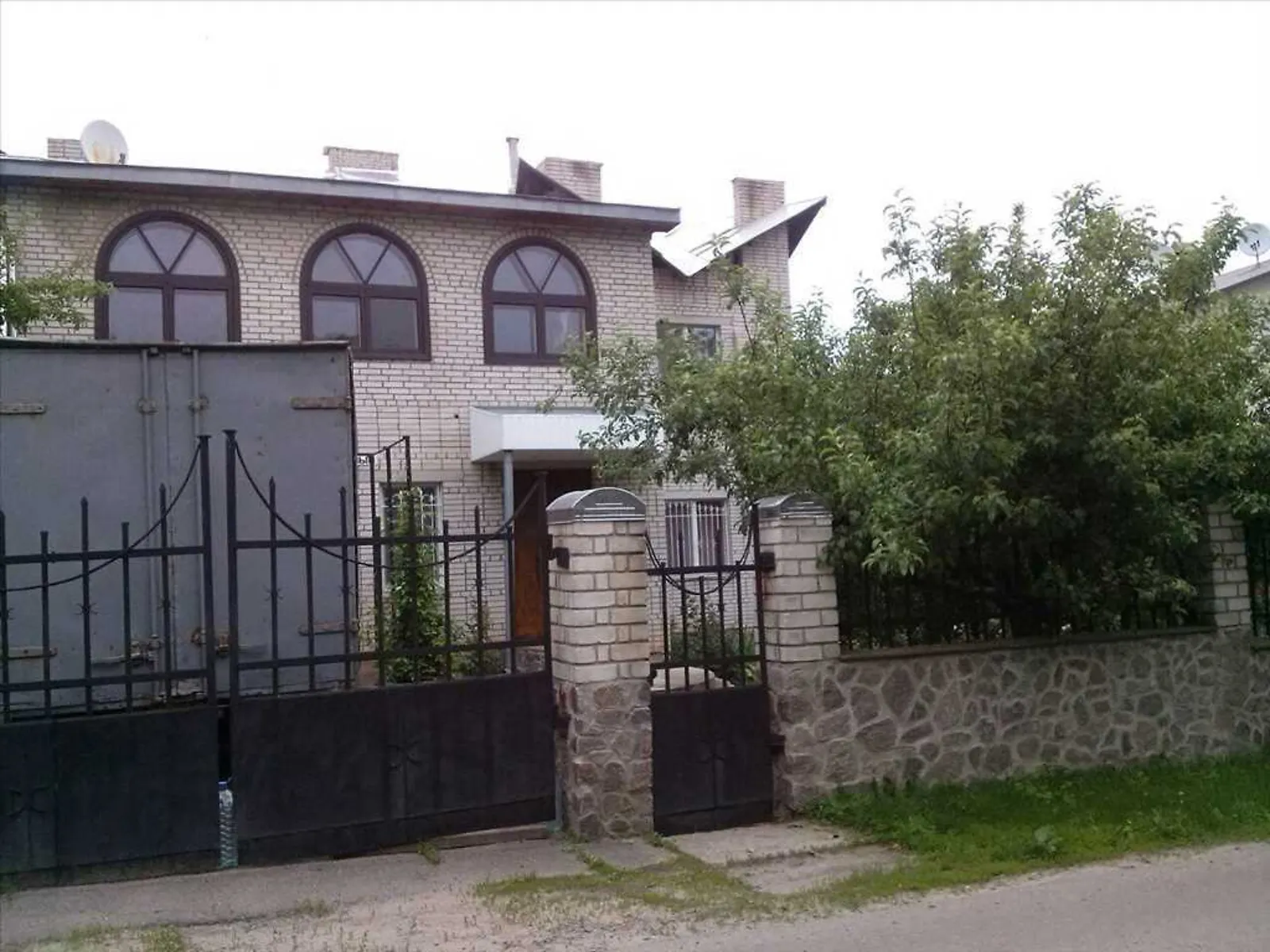 Продается дом на 2 этажа 210 кв. м с балконом, цена: 120000 $ - фото 1