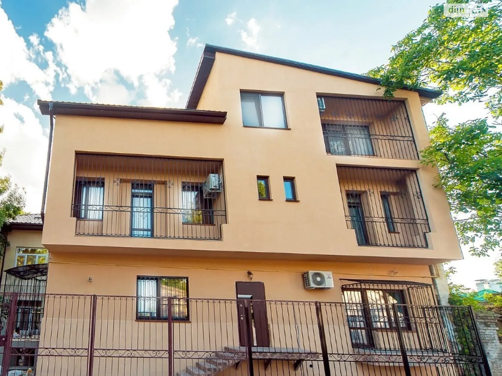 Продается дом на 3 этажа 210 кв. м с балконом, цена: 440000 $