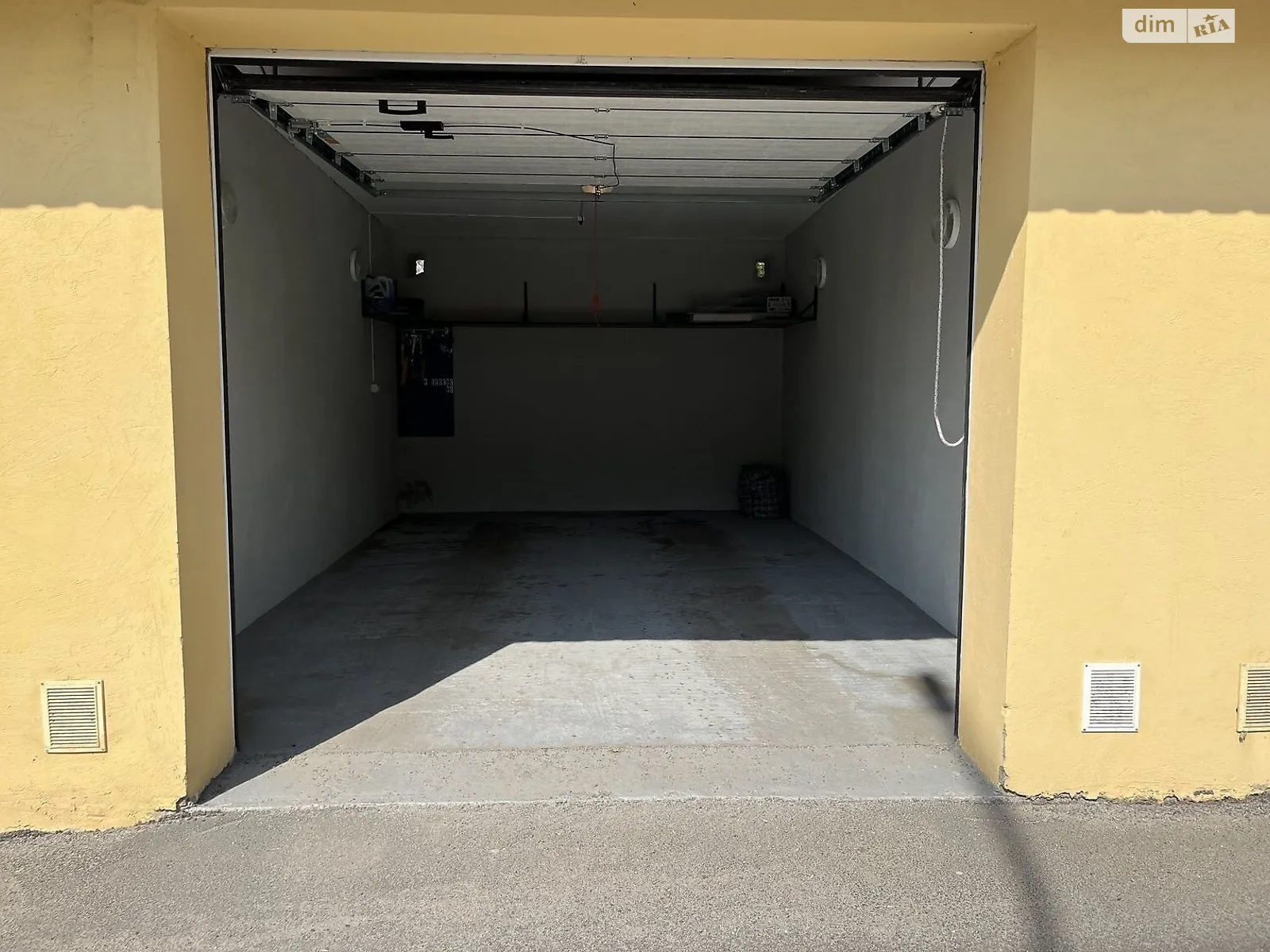 Продается отдельно стоящий гараж под легковое авто на 21 кв. м, цена: 18000 $