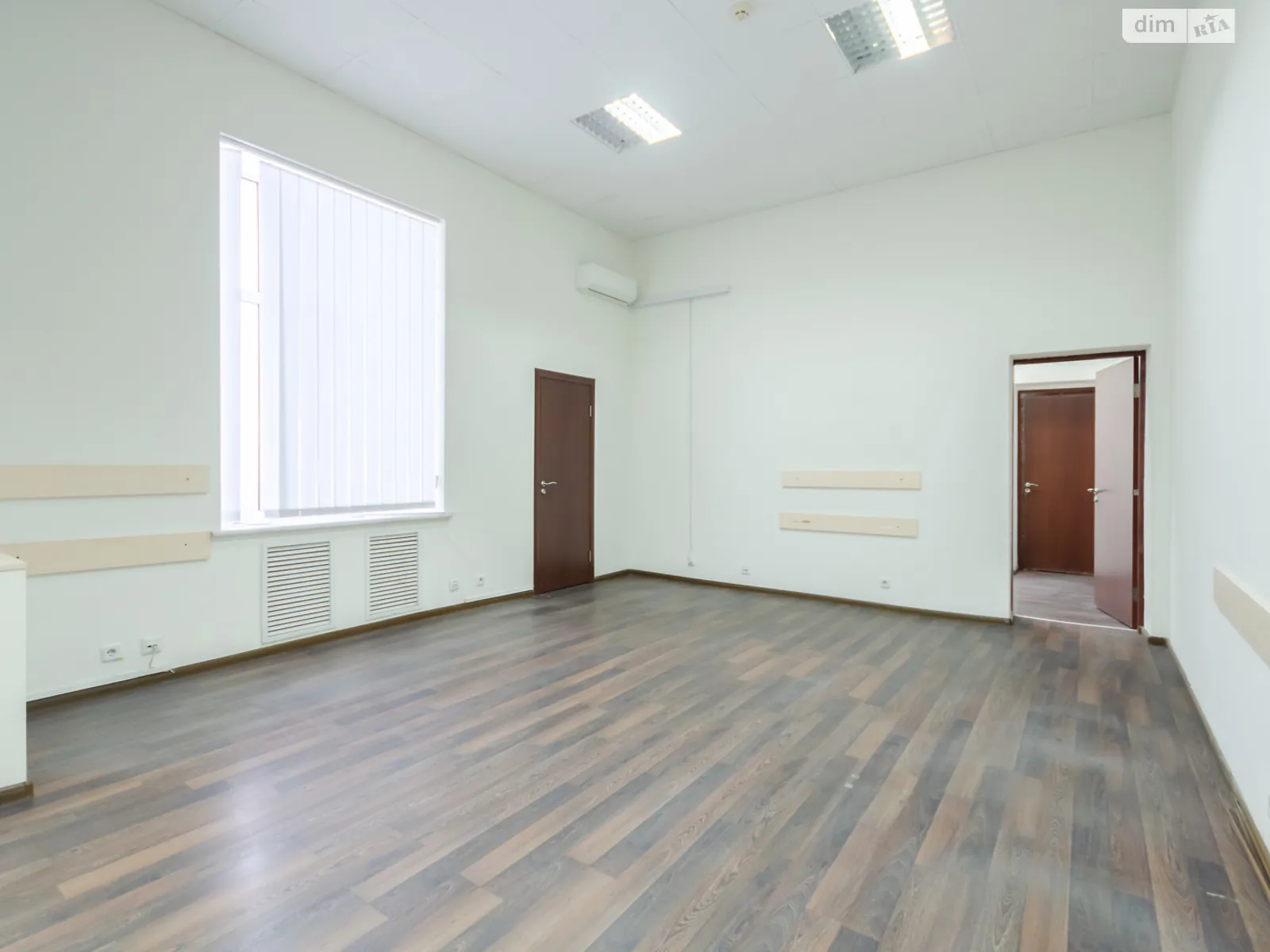 Сдается в аренду офис 53 кв. м в бизнес-центре, цена: 21147 грн - фото 1