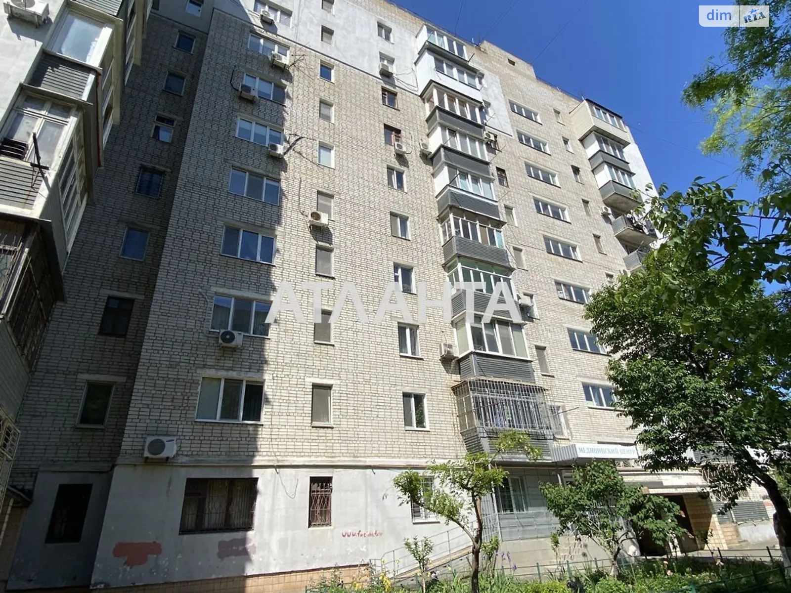 Продається 3-кімнатна квартира 69 кв. м у Одесі, просп. Академіка Глушка
