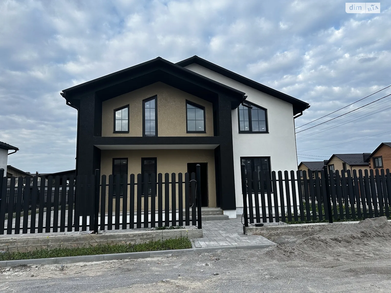 Продается дом на 2 этажа 160 кв. м с камином, цена: 125000 $ - фото 1