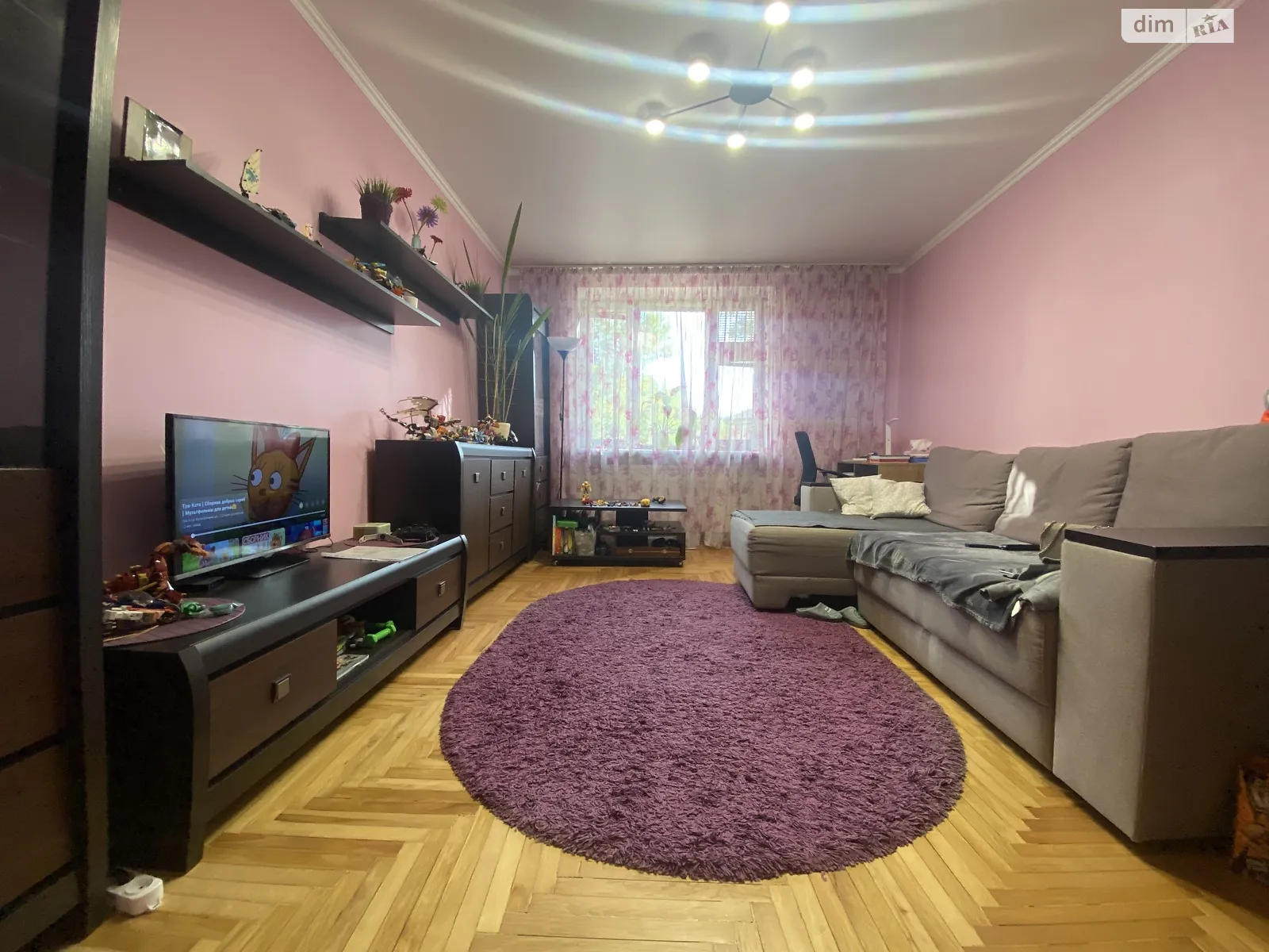Продається 2-кімнатна квартира 56.3 кв. м у Ужгороді, вул. Станційна