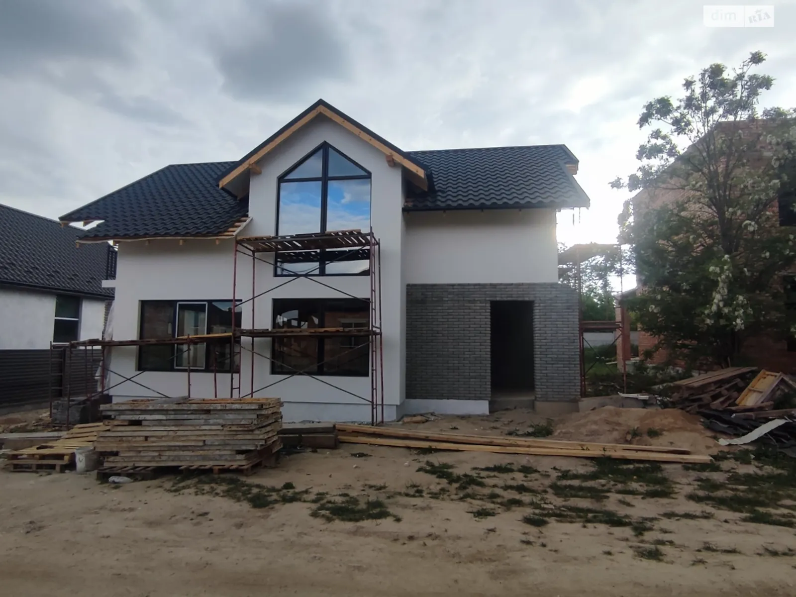 Продается дом на 2 этажа 145 кв. м с бассейном, цена: 120000 $ - фото 1