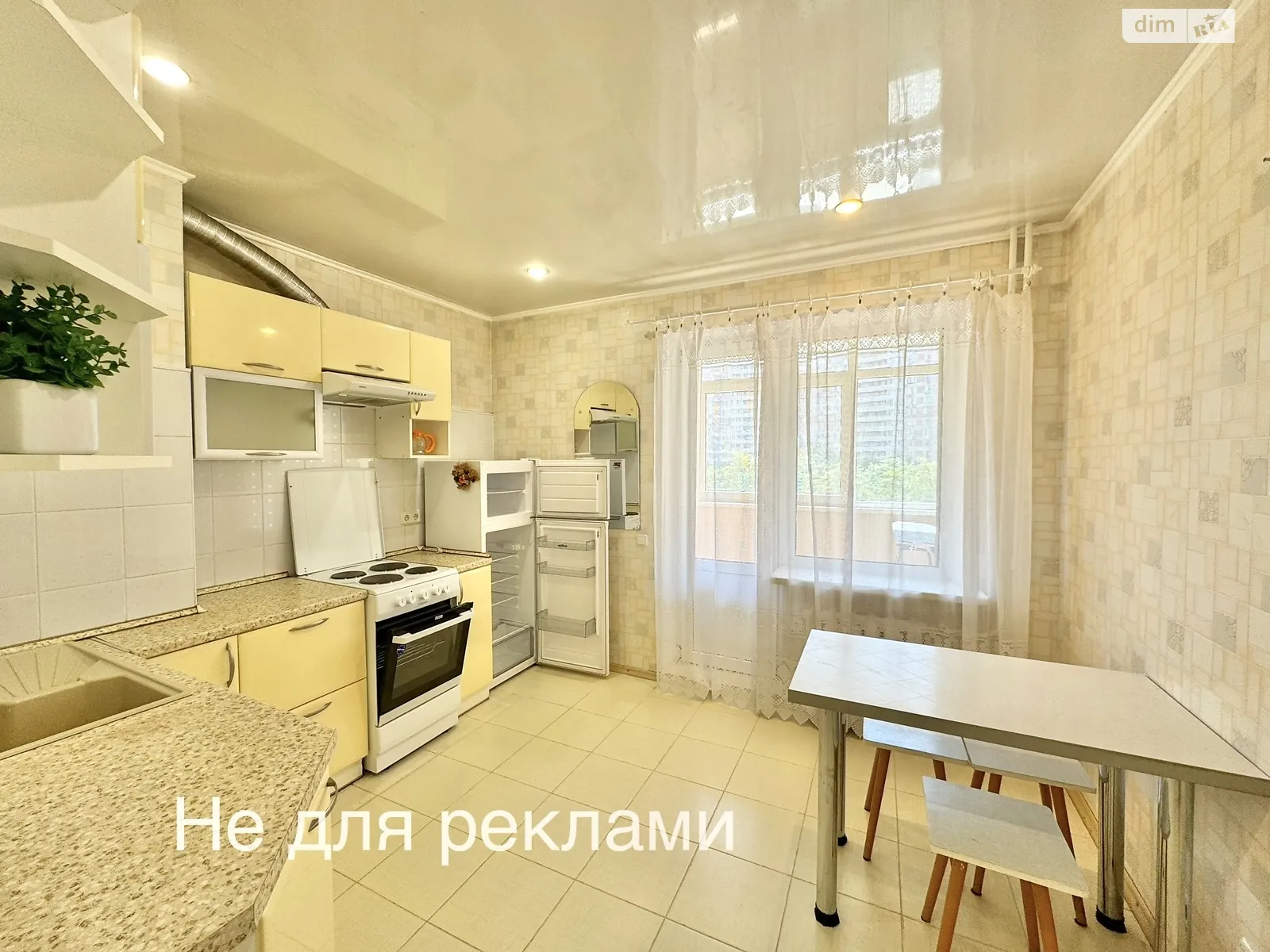 Продається 1-кімнатна квартира 42.8 кв. м у Києві, вул. Олени Пчілки, 2Б