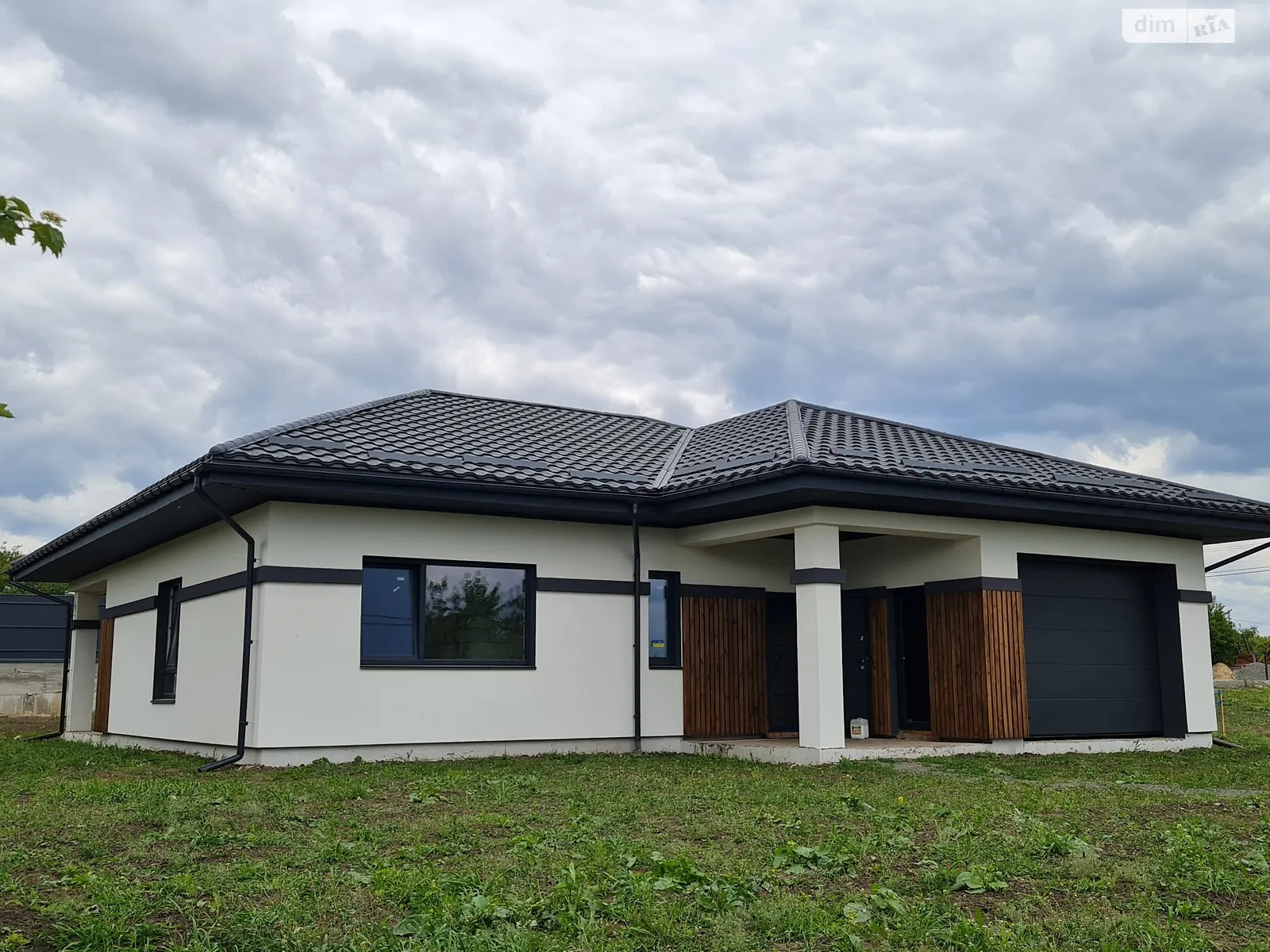 Продается одноэтажный дом 162 кв. м с гаражом, цена: 107000 $ - фото 1