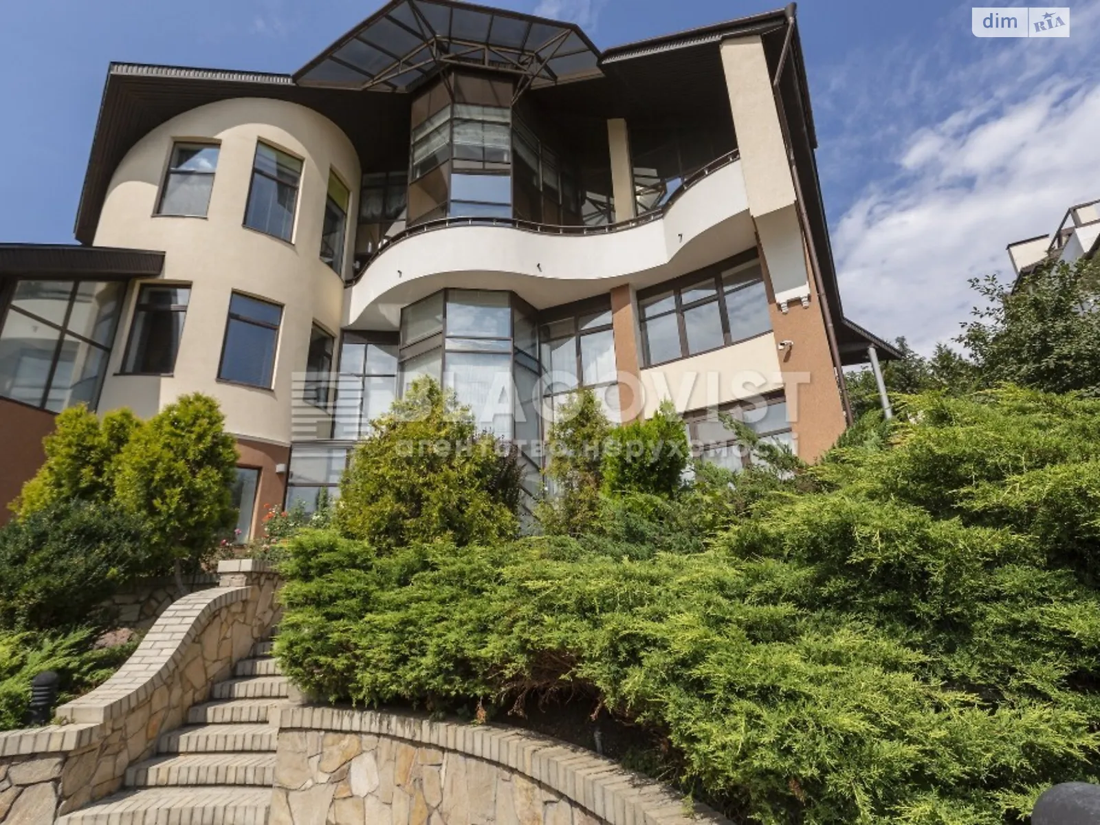 Продается дом на 3 этажа 805 кв. м с садом, цена: 950000 $