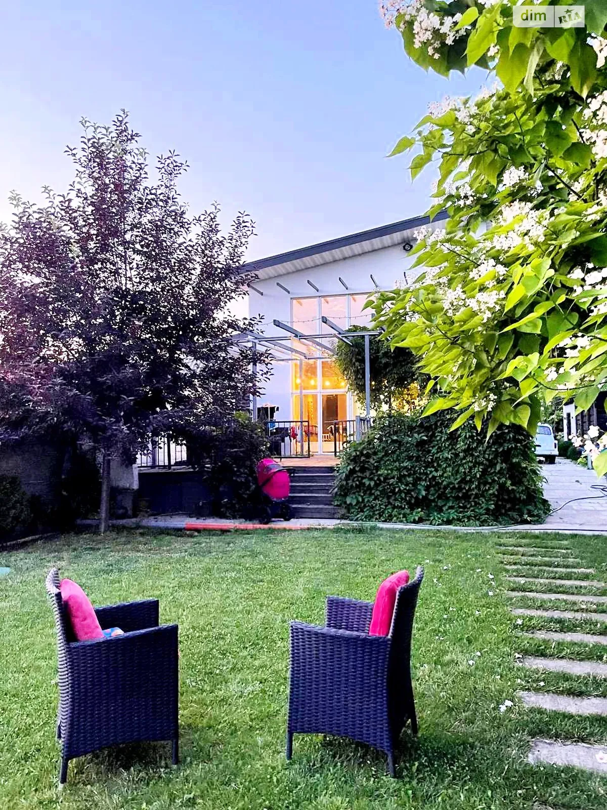 Продается дом на 2 этажа 236.9 кв. м с садом, цена: 220000 $ - фото 1