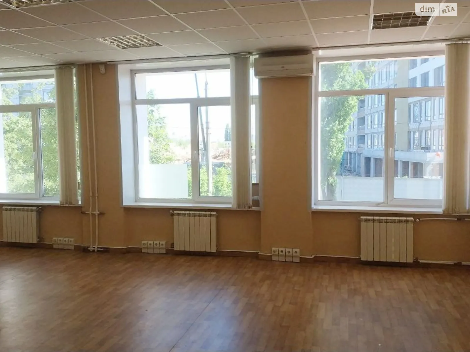Сдается в аренду офис 68 кв. м в бизнес-центре, цена: 20120 грн - фото 1