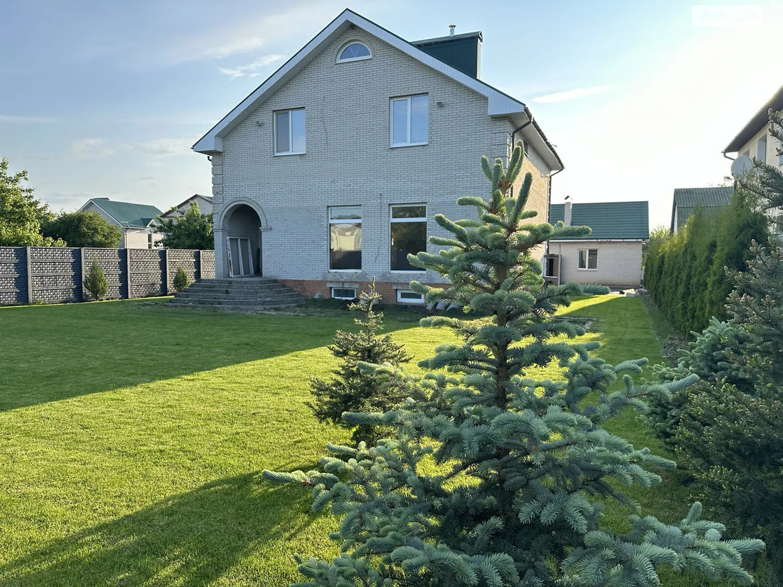 Продается дом на 2 этажа 289 кв. м с участком, цена: 99800 $ - фото 1