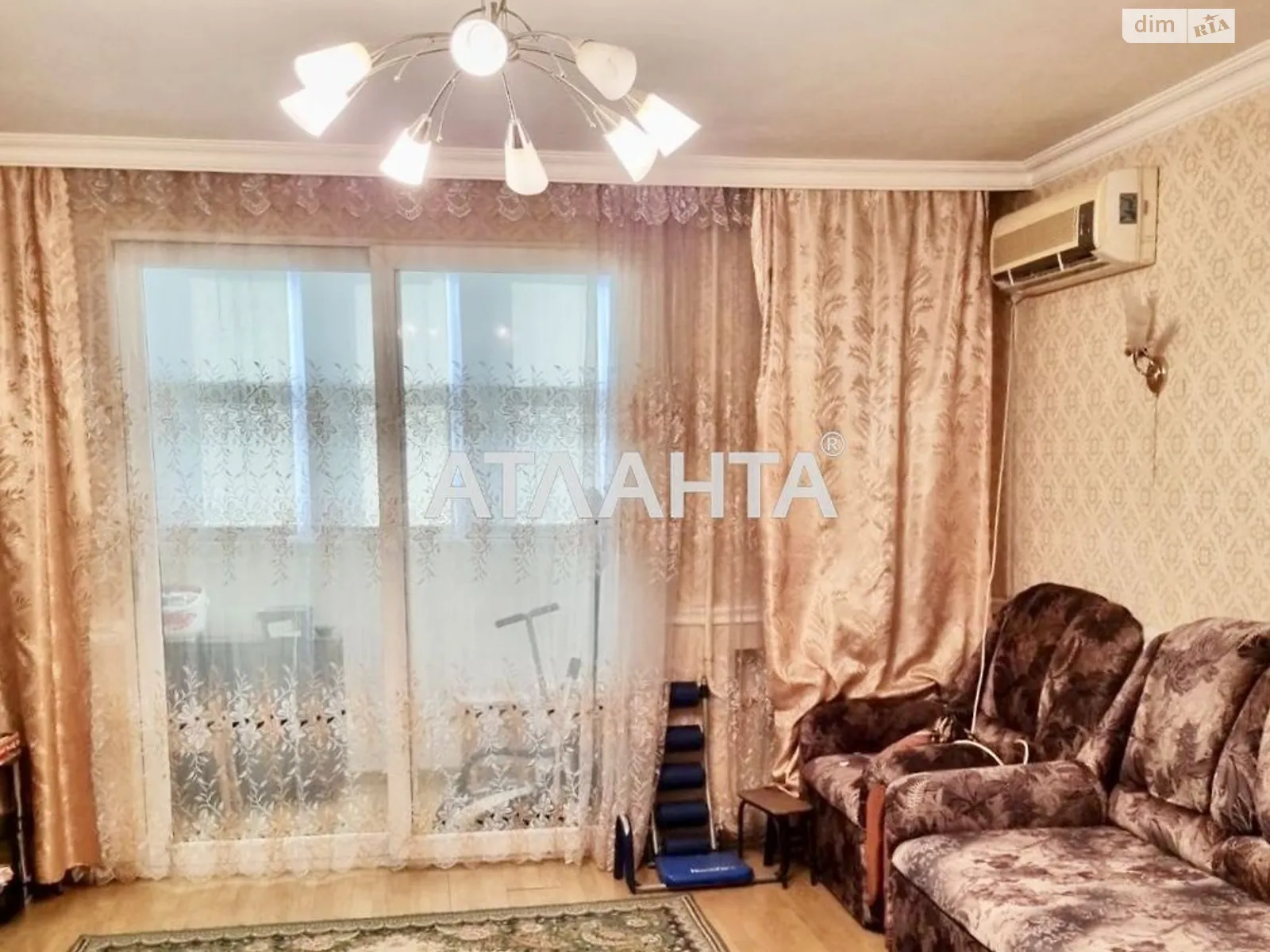 Продається 3-кімнатна квартира 68.2 кв. м у Одесі, вул. Ільфа і Петрова