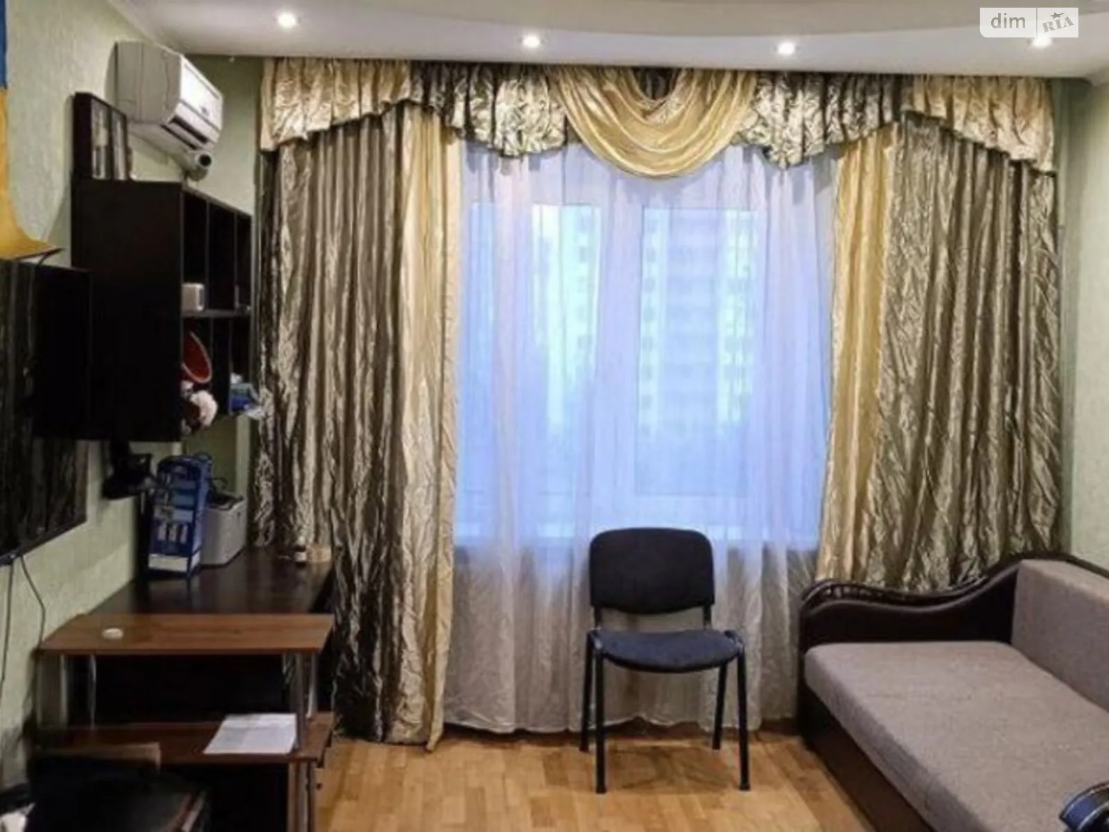 Продается 1-комнатная квартира 43 кв. м в Киеве, ул. Драгоманова, 1Г