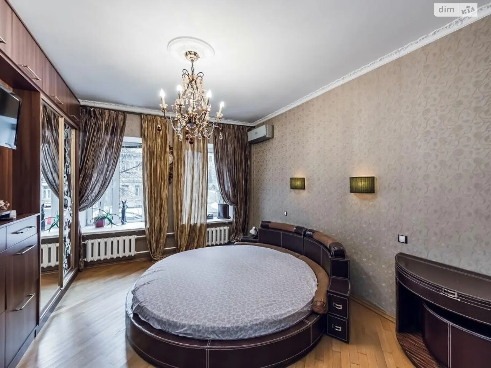 Продается 2-комнатная квартира 63 кв. м в Киеве, ул. Владимирская, 82А