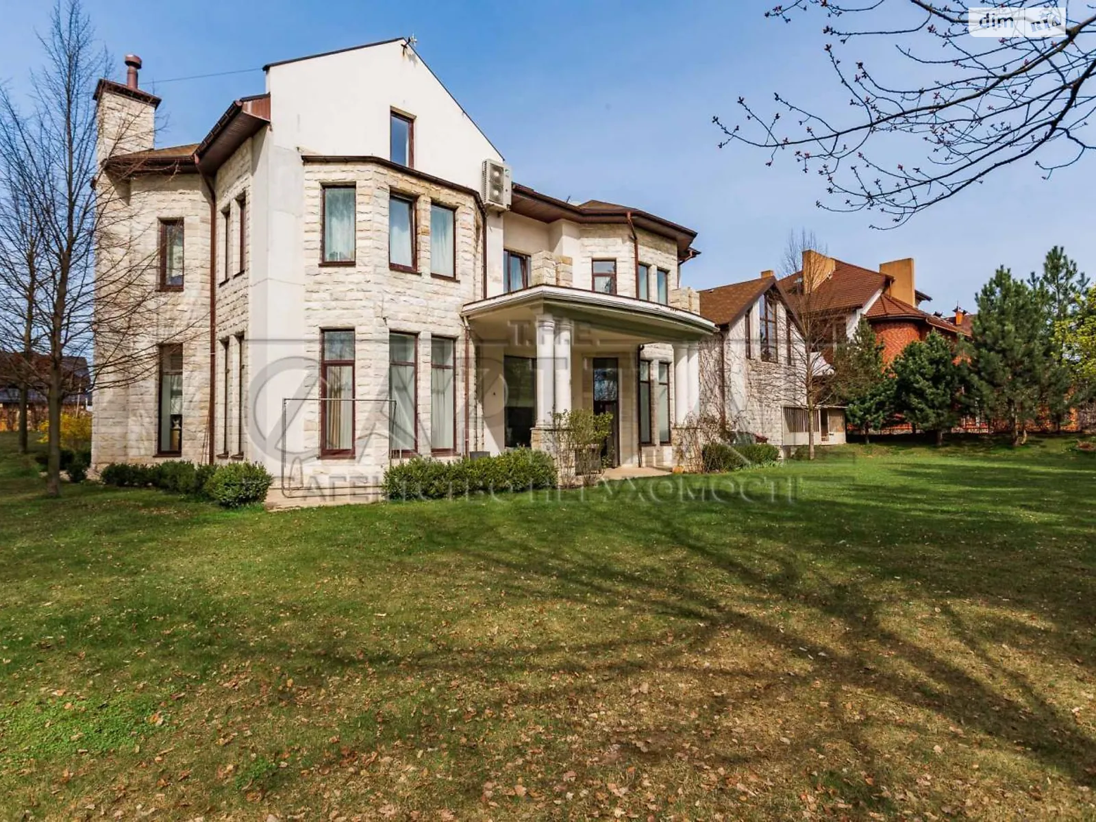 Продается дом на 3 этажа 580 кв. м с камином, цена: 850000 $ - фото 1
