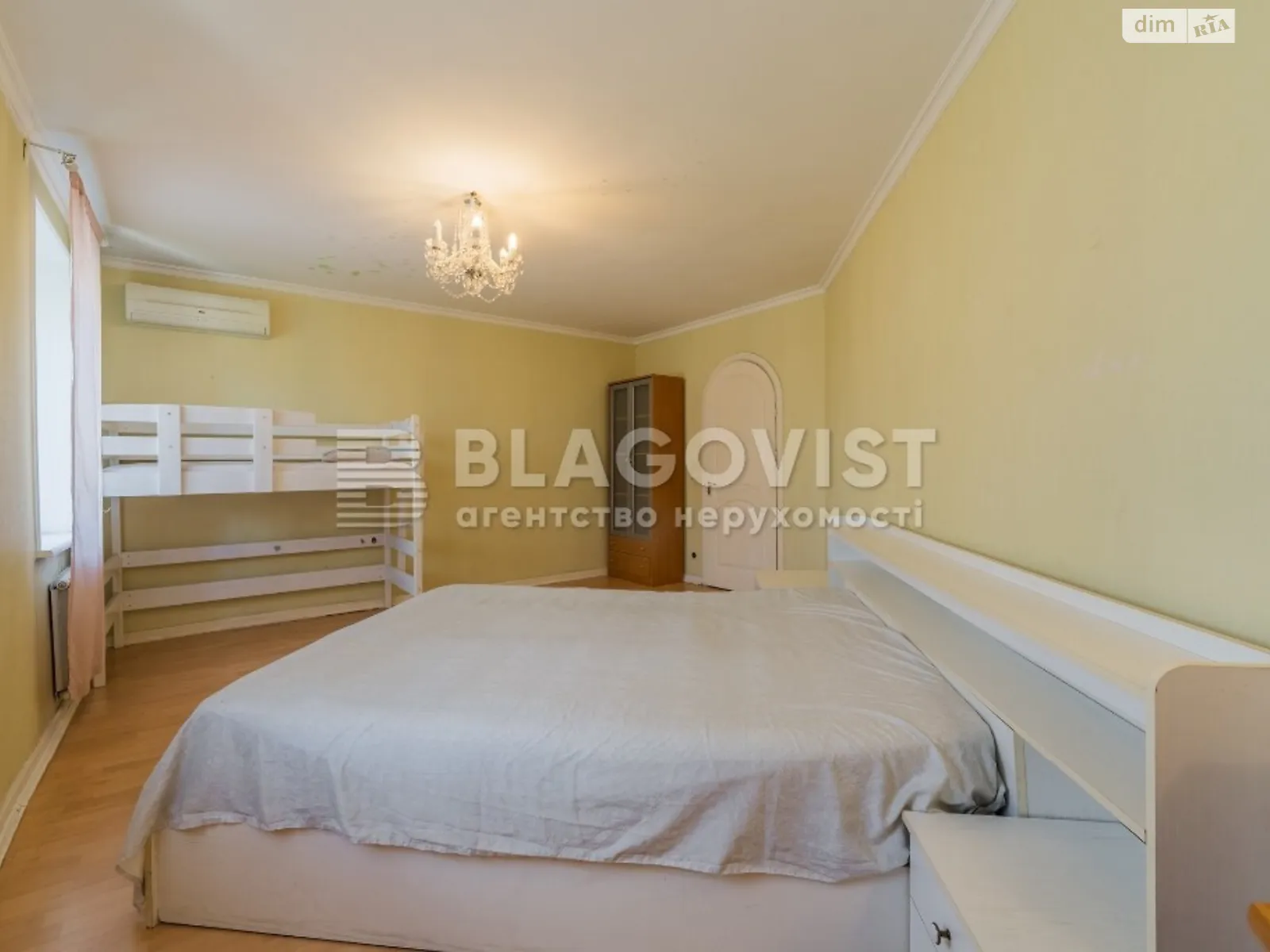 Продается 2-комнатная квартира 80 кв. м в Киеве, ул. Константиновская, 34