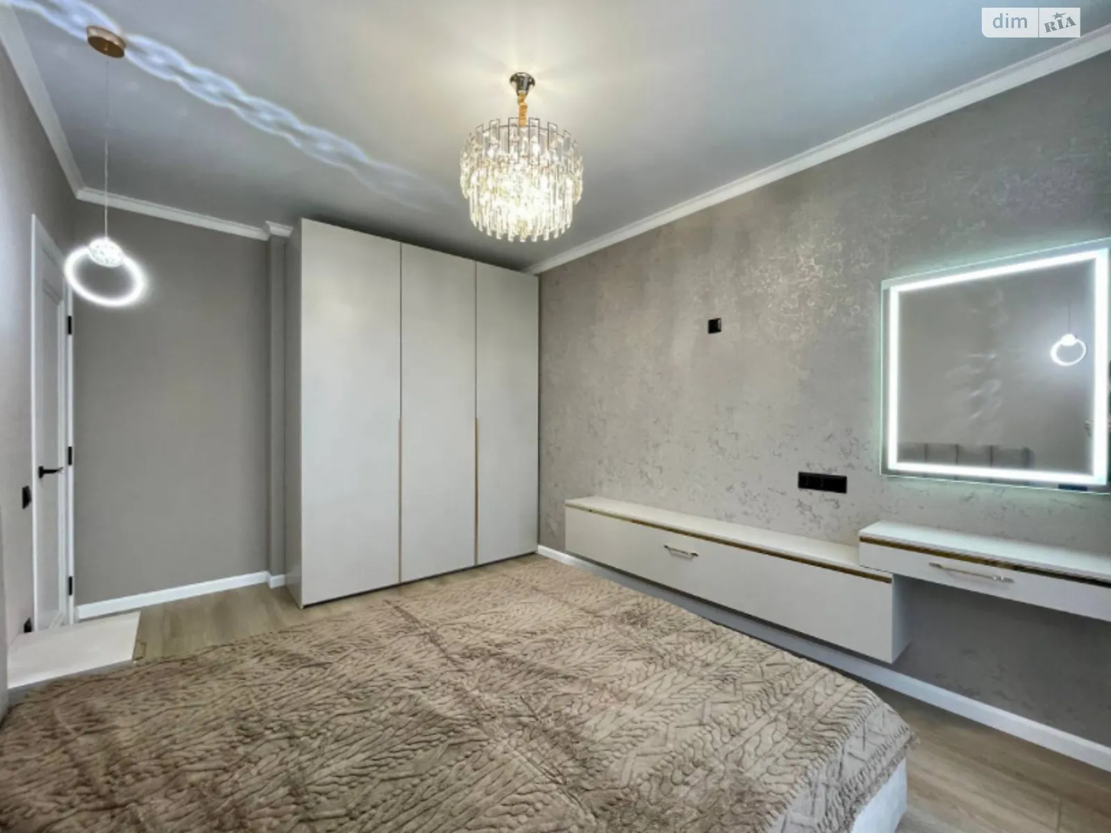 Продается 2-комнатная квартира 70 кв. м в Ивано-Франковске, ул. Коновальца Евгения, 35
