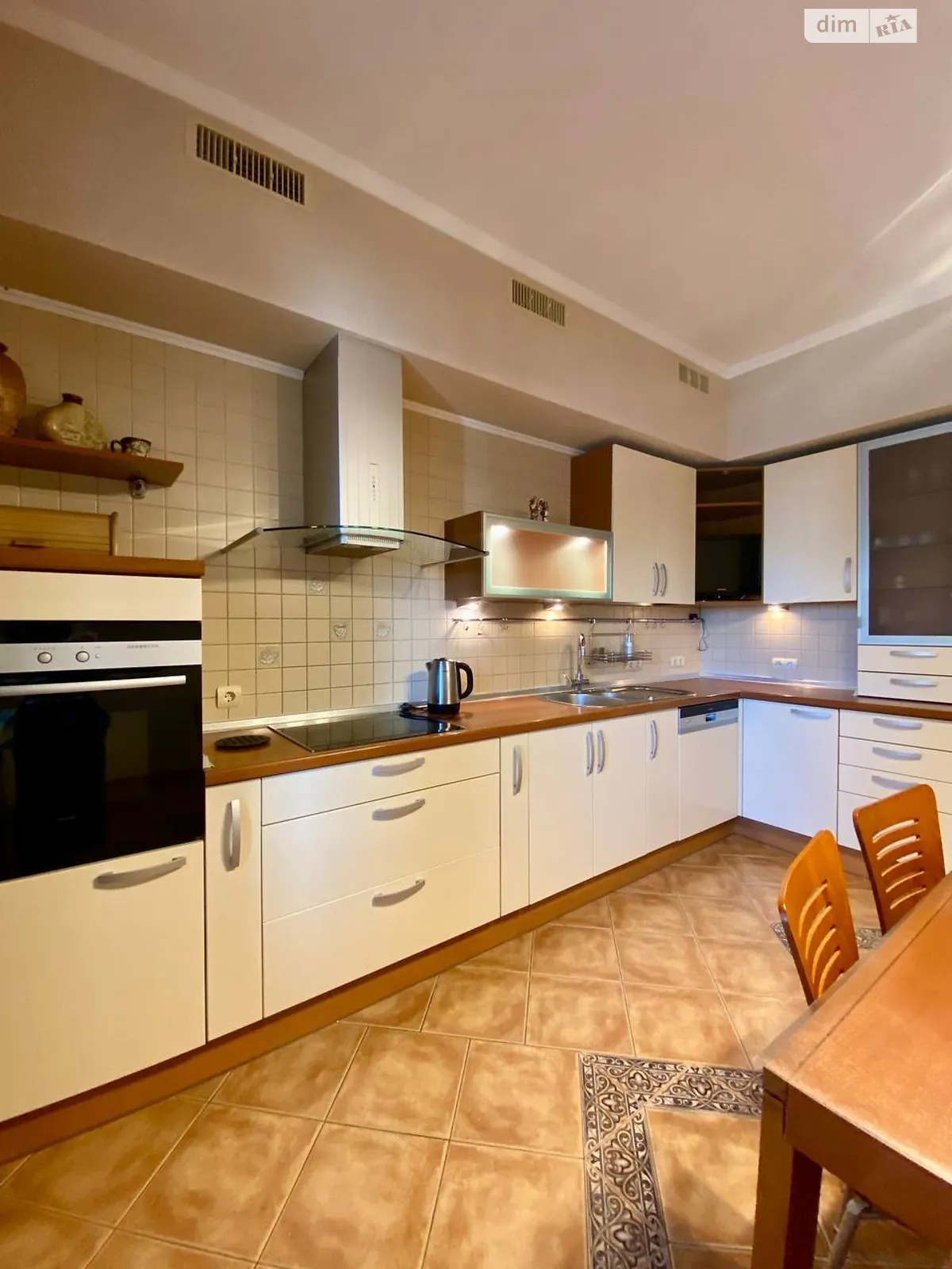 Сдается в аренду 4-комнатная квартира 160 кв. м в Киеве, цена: 26990 грн