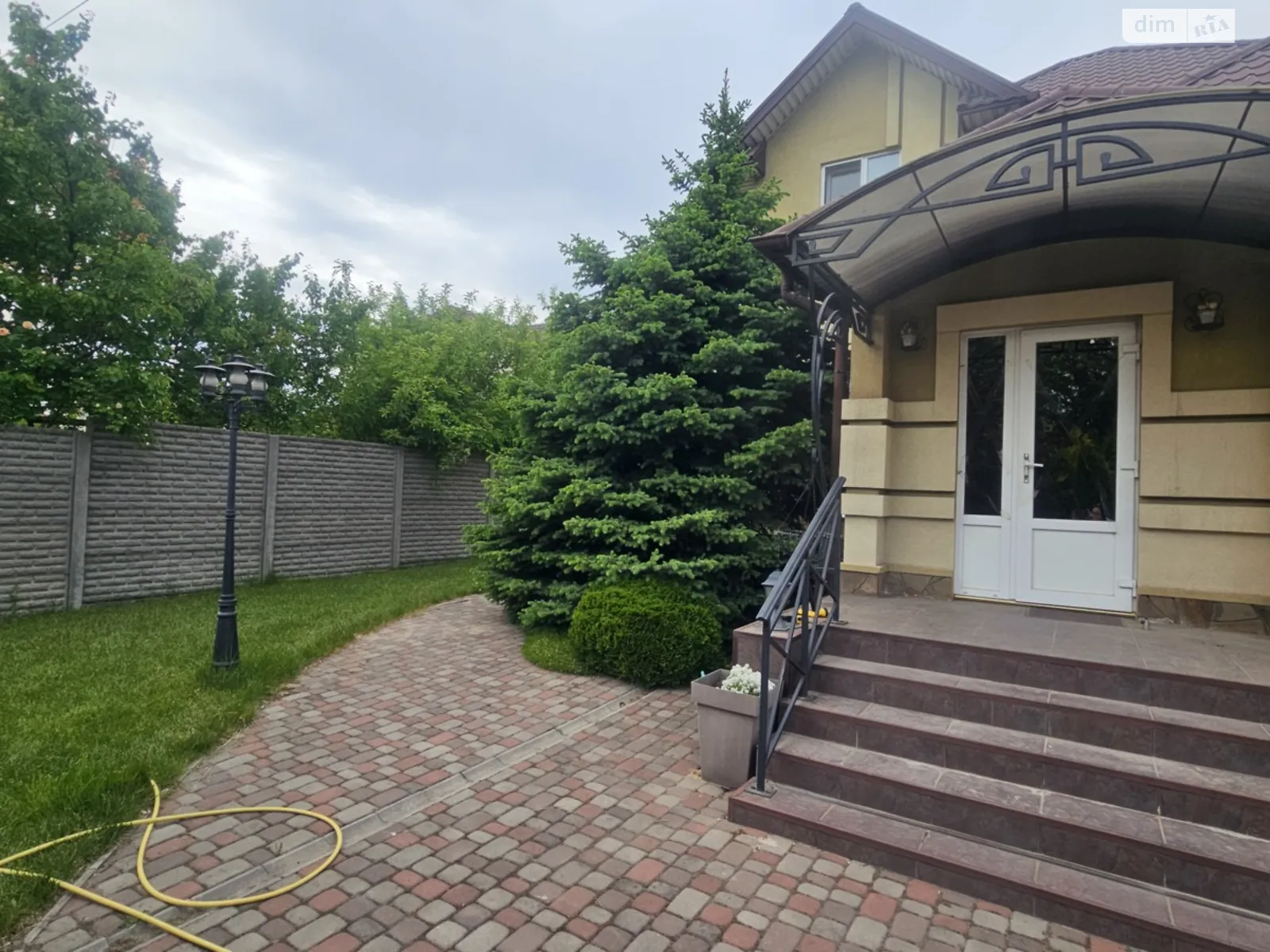 Продается дом на 2 этажа 250 кв. м с участком, цена: 154998 $ - фото 1