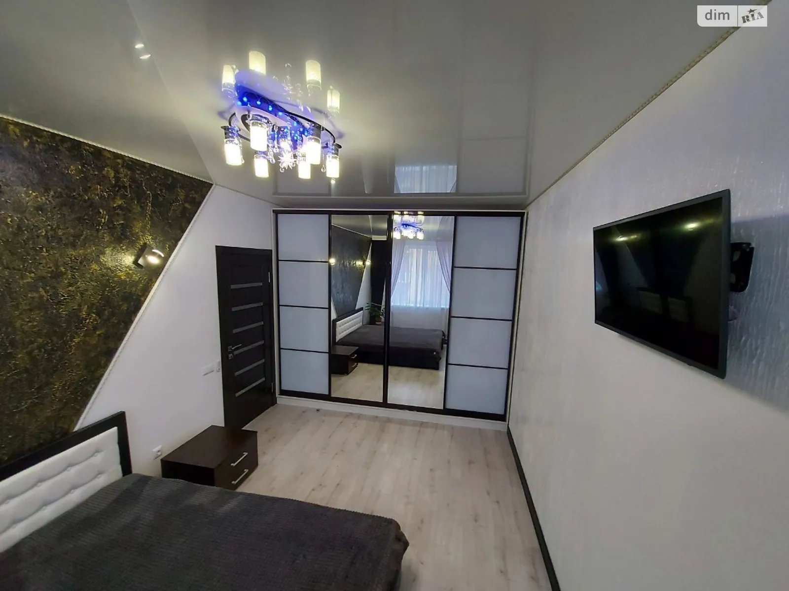 Продается 2-комнатная квартира 68.2 кв. м в Хмельницком, ул. Панаса Мирного