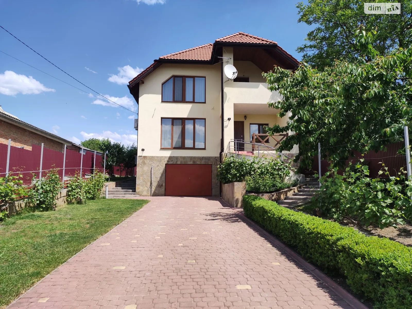 Продается дом на 2 этажа 320 кв. м с подвалом, цена: 300000 $ - фото 1