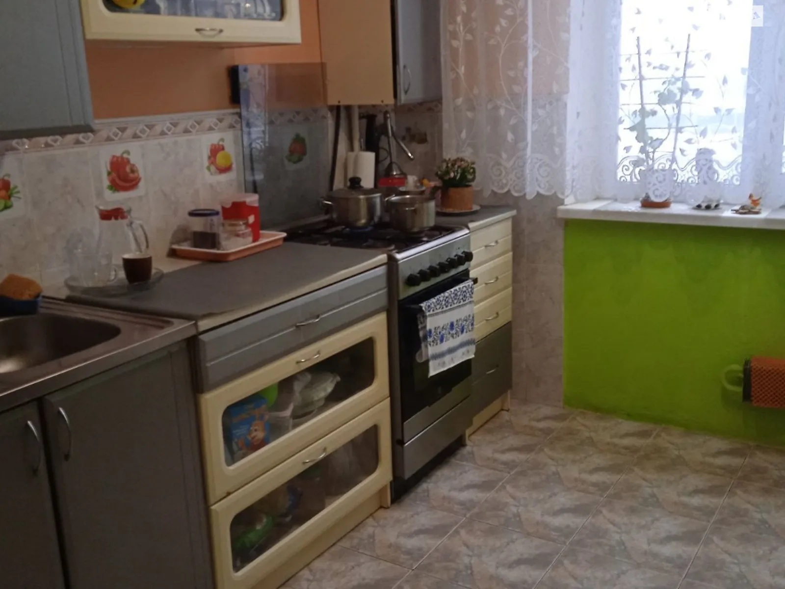 Здається в оренду кімната 80 кв. м у Києві, цена: 2400 грн