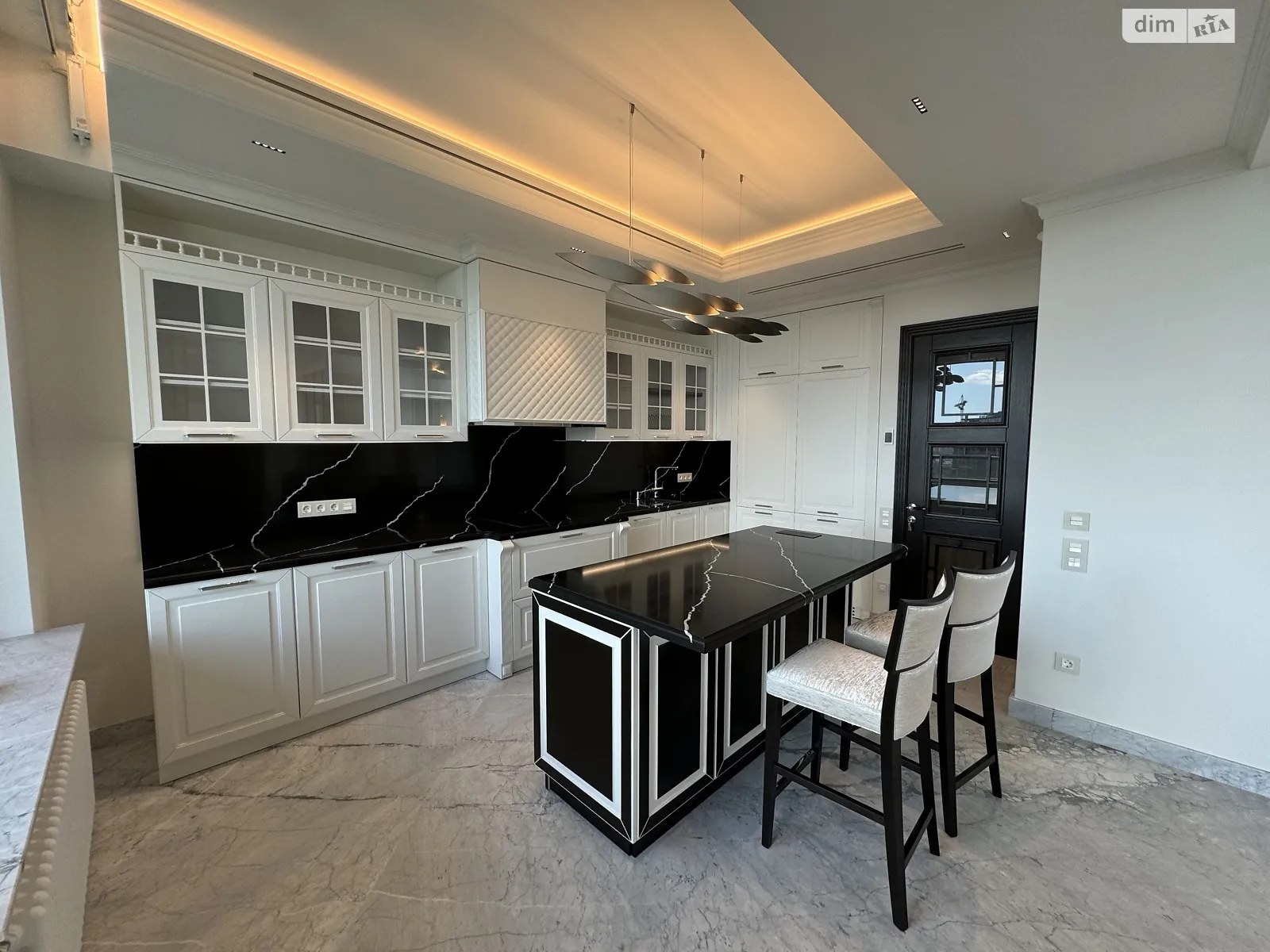 Продается 4-комнатная квартира 214 кв. м в Киеве, цена: 1600000 $