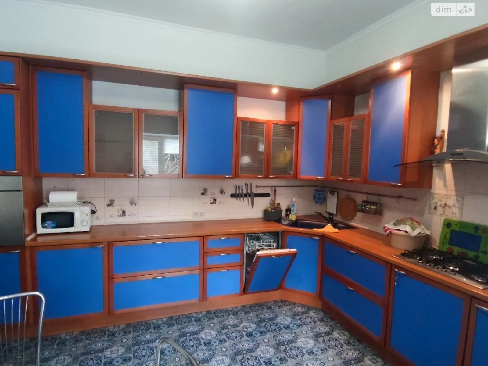 Сдается в аренду дом на 2 этажа 513 кв. м с верандой, цена: 3200 $ - фото 1