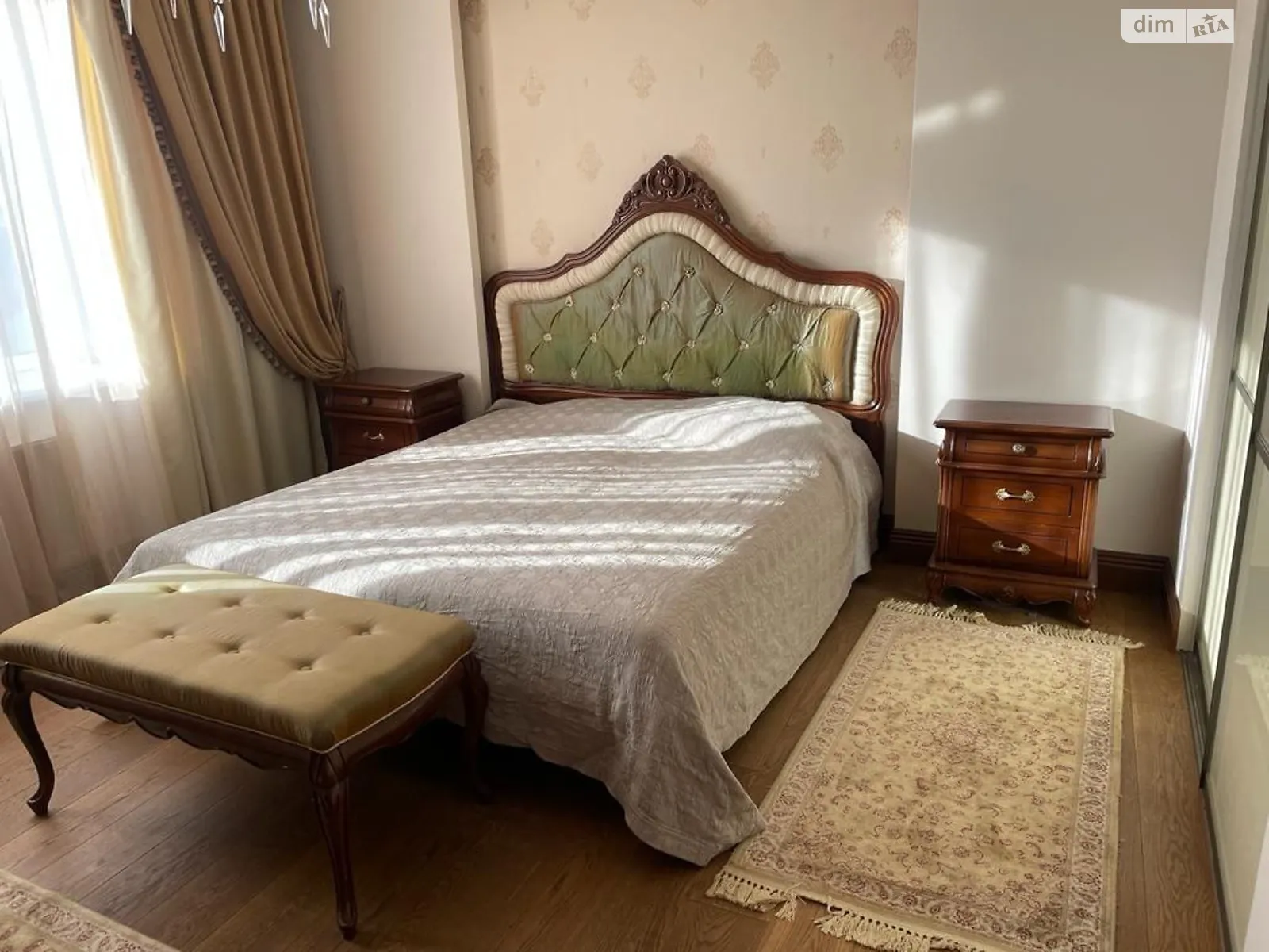 Сдается в аренду 4-комнатная квартира 190 кв. м в Черновцах, цена: 1000 $