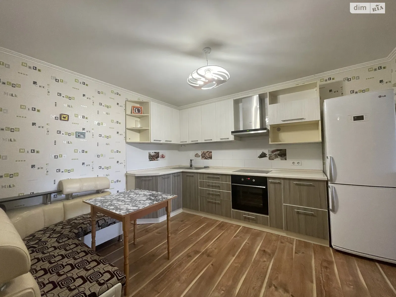 Продается 1-комнатная квартира 54 кв. м в Черноморске, ул. 1 Мая - фото 1