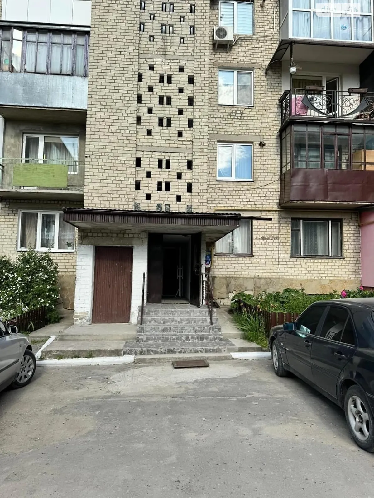 Продается 3-комнатная квартира 59 кв. м в Кременце, ул. Защитников Украины(Лётчиков-Освободителей), 43 - фото 1