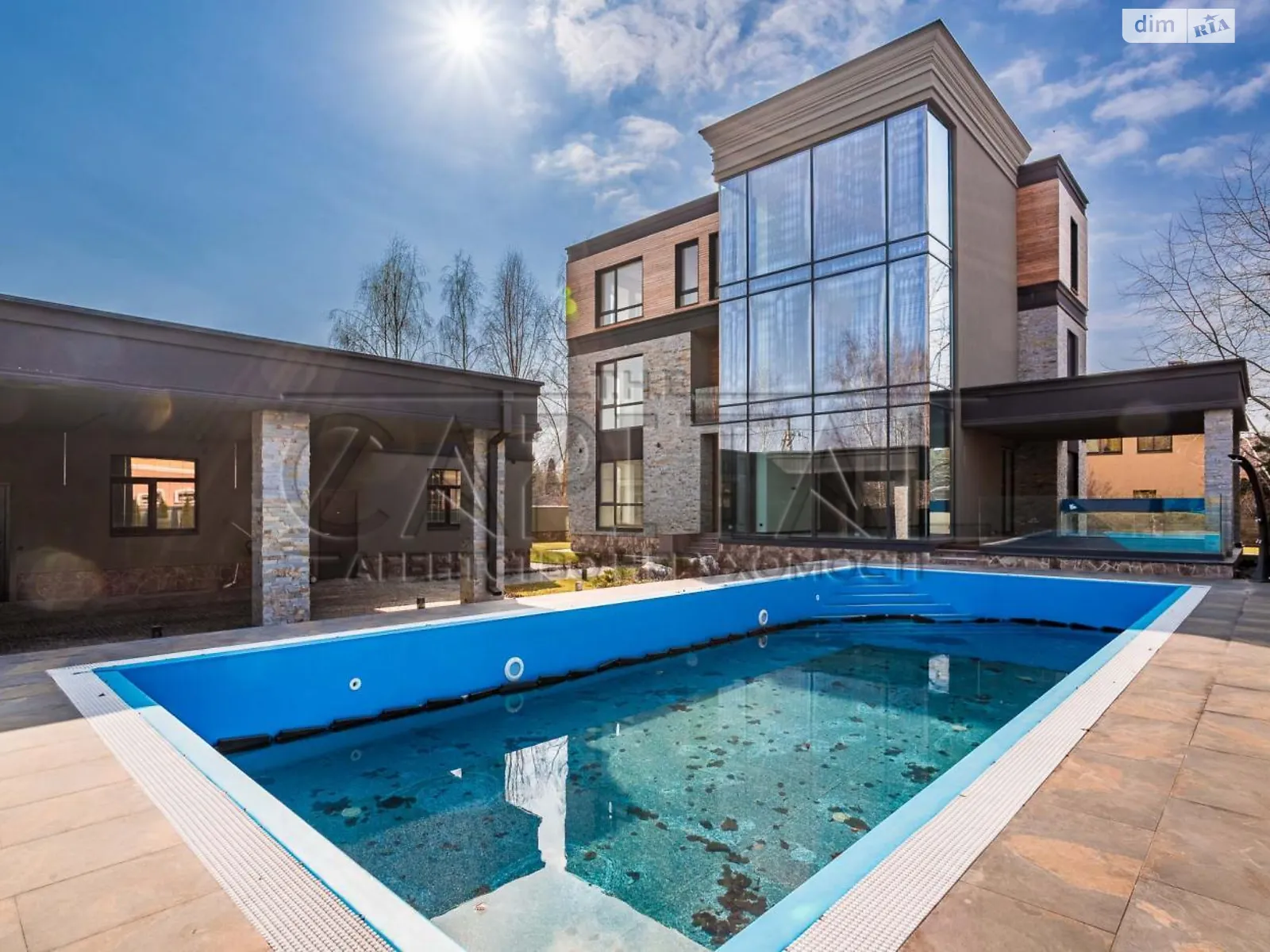 Продается дом на 3 этажа 500 кв. м с бассейном, цена: 950000 $ - фото 1