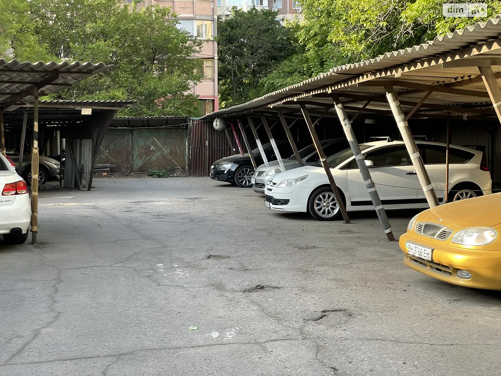 Продается место на стоянке под легковое авто на 10 кв. м, цена: 1500 $ - фото 1