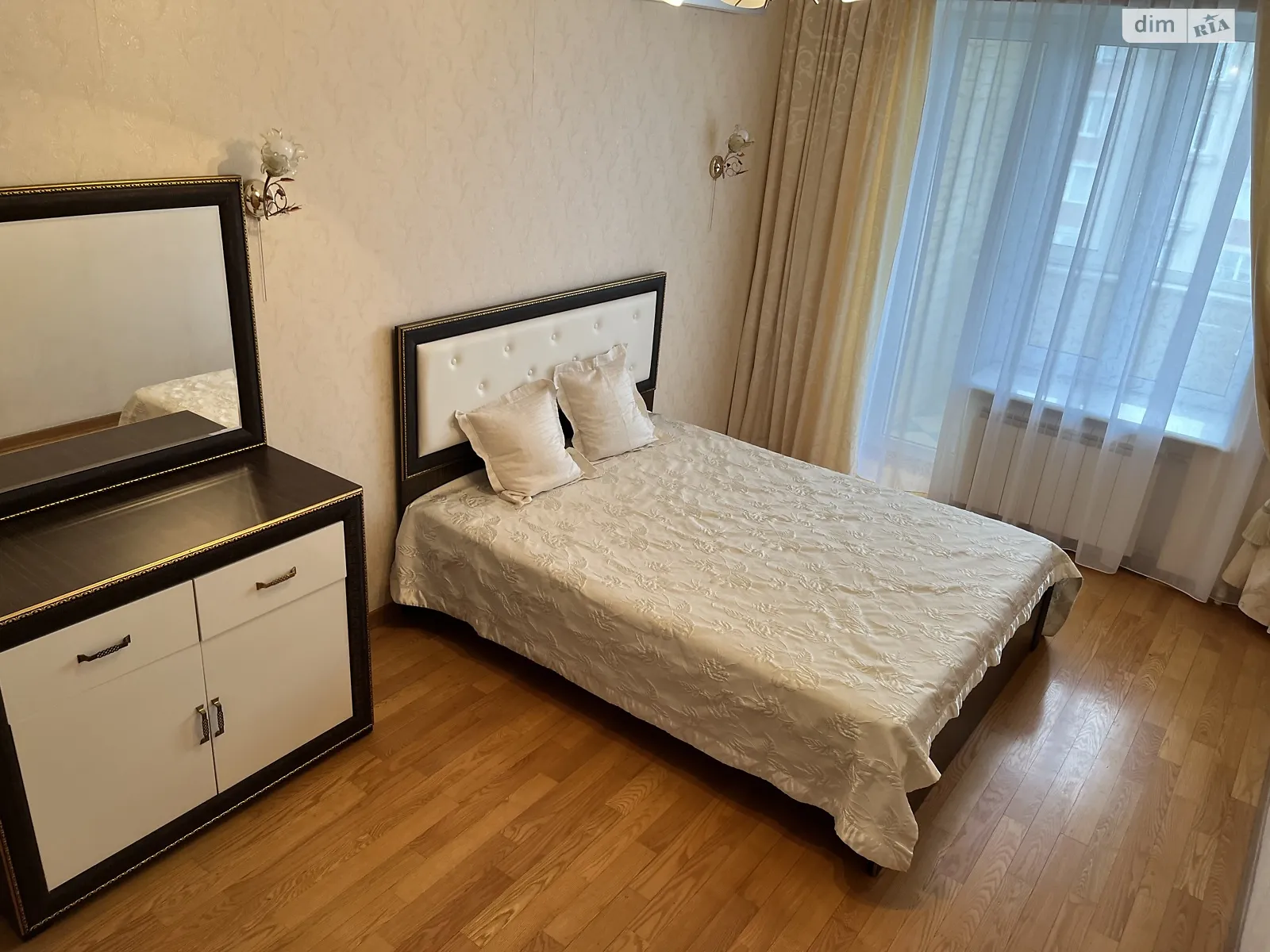 Сдается в аренду 3-комнатная квартира 108 кв. м в Одессе, ул. Тополевая, 18 - фото 1