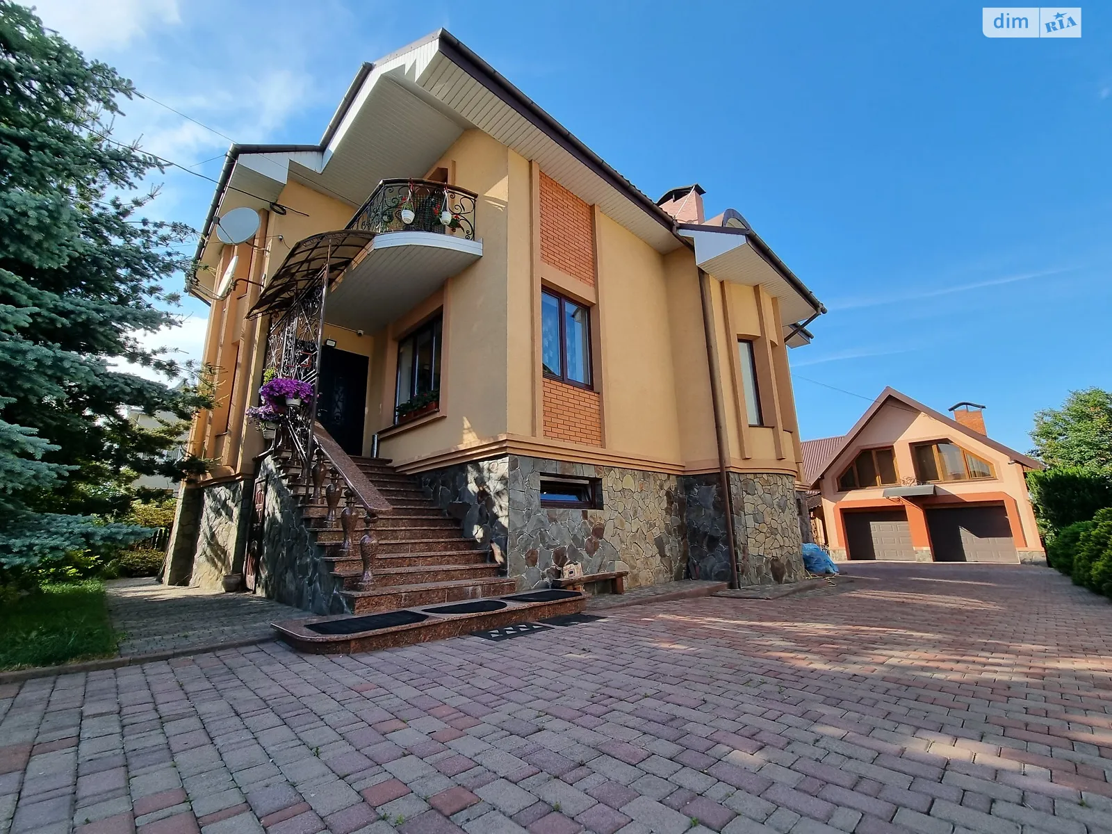 Продается дом на 2 этажа 297 кв. м с гаражом, цена: 319000 $ - фото 1