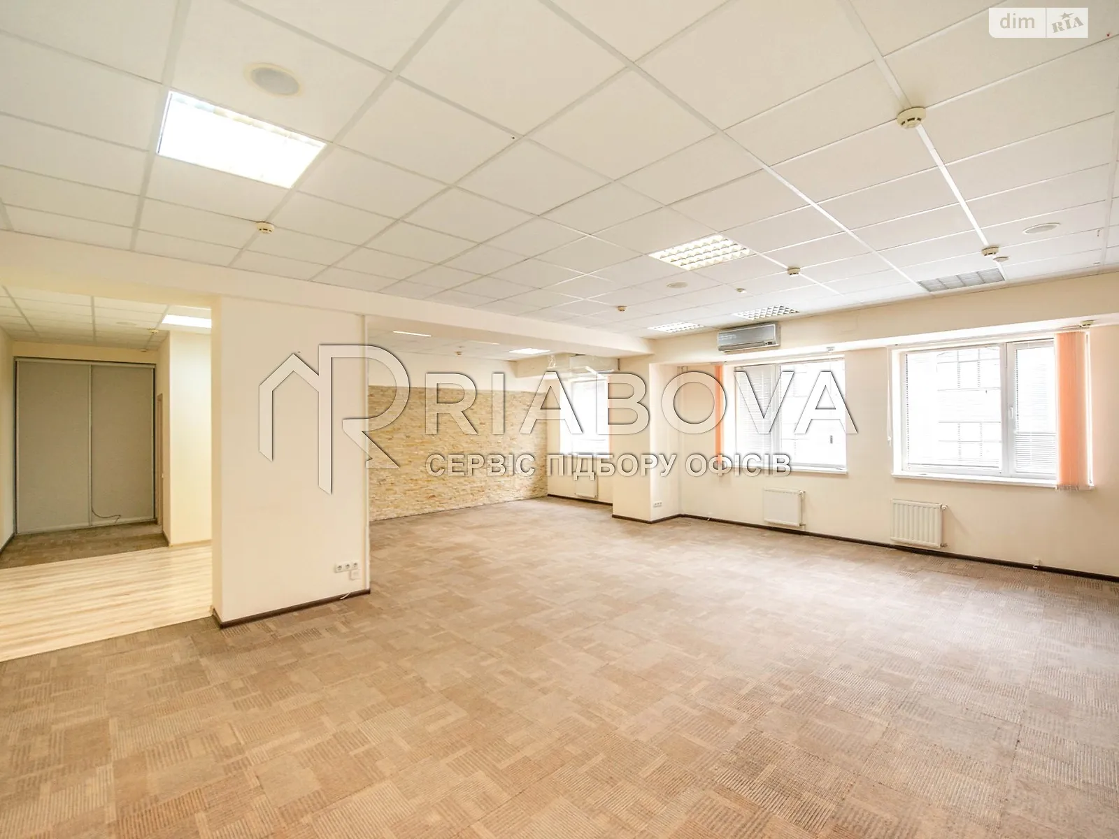 Сдается в аренду офис 107.5 кв. м в бизнес-центре, цена: 2187 $ - фото 1