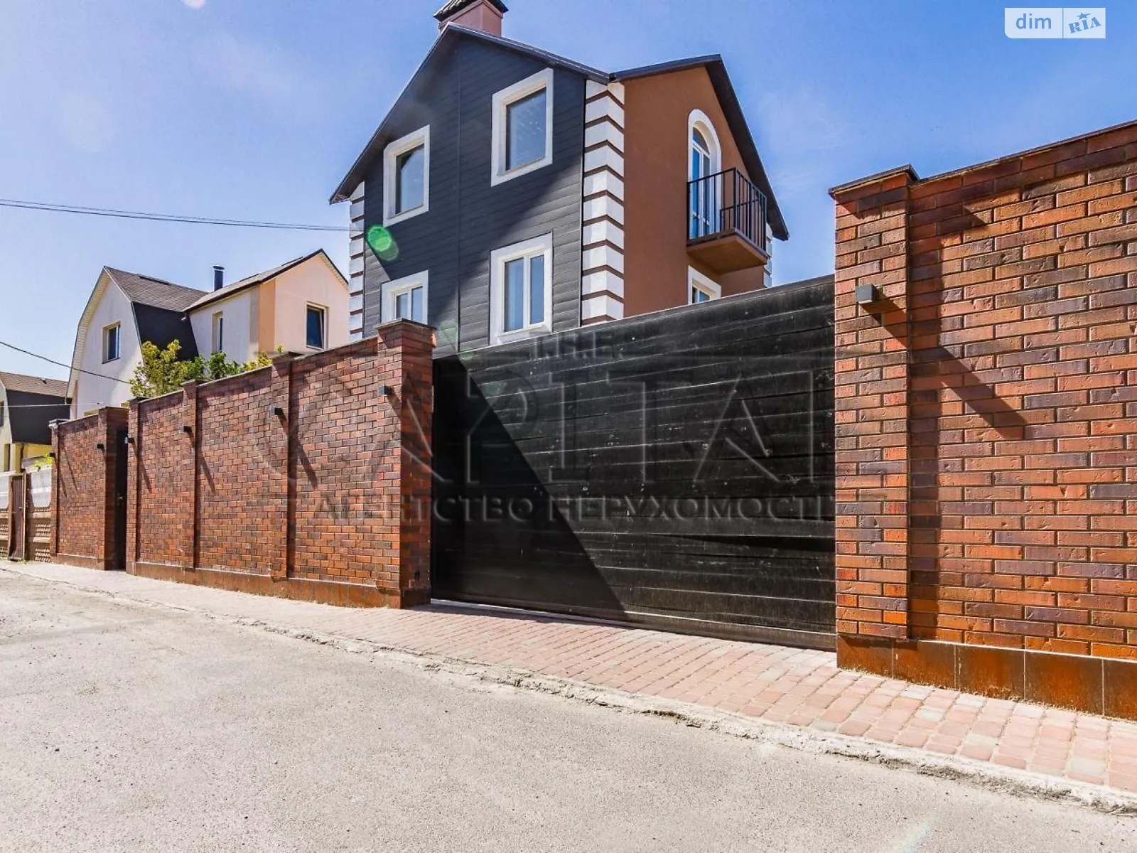 Продается дом на 3 этажа 130 кв. м с гаражом, цена: 230000 $ - фото 1