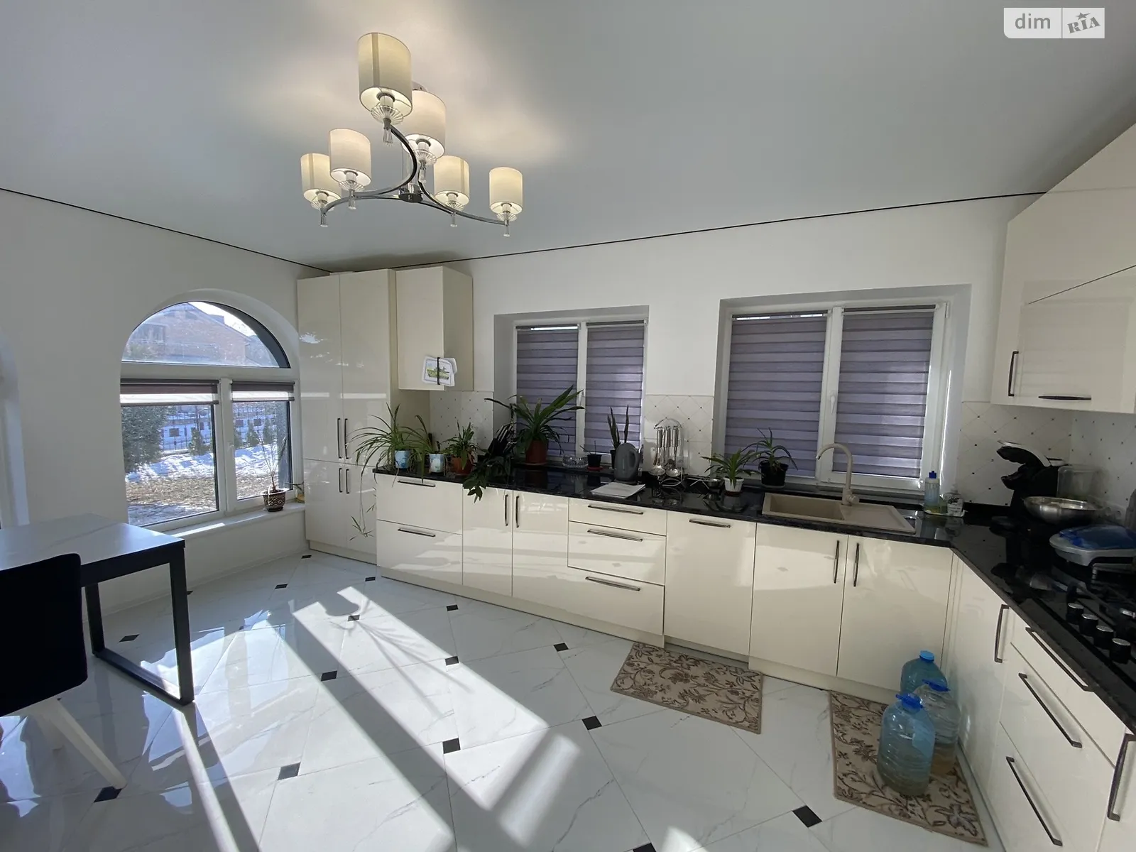 Продается дом на 2 этажа 240 кв. м с подвалом, цена: 220000 $ - фото 1
