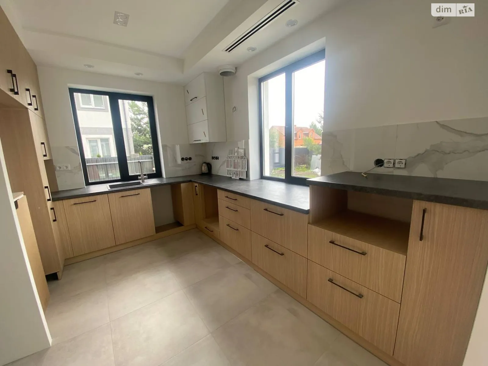 Продается дом на 3 этажа 150 кв. м с балконом, цена: 139000 $ - фото 1
