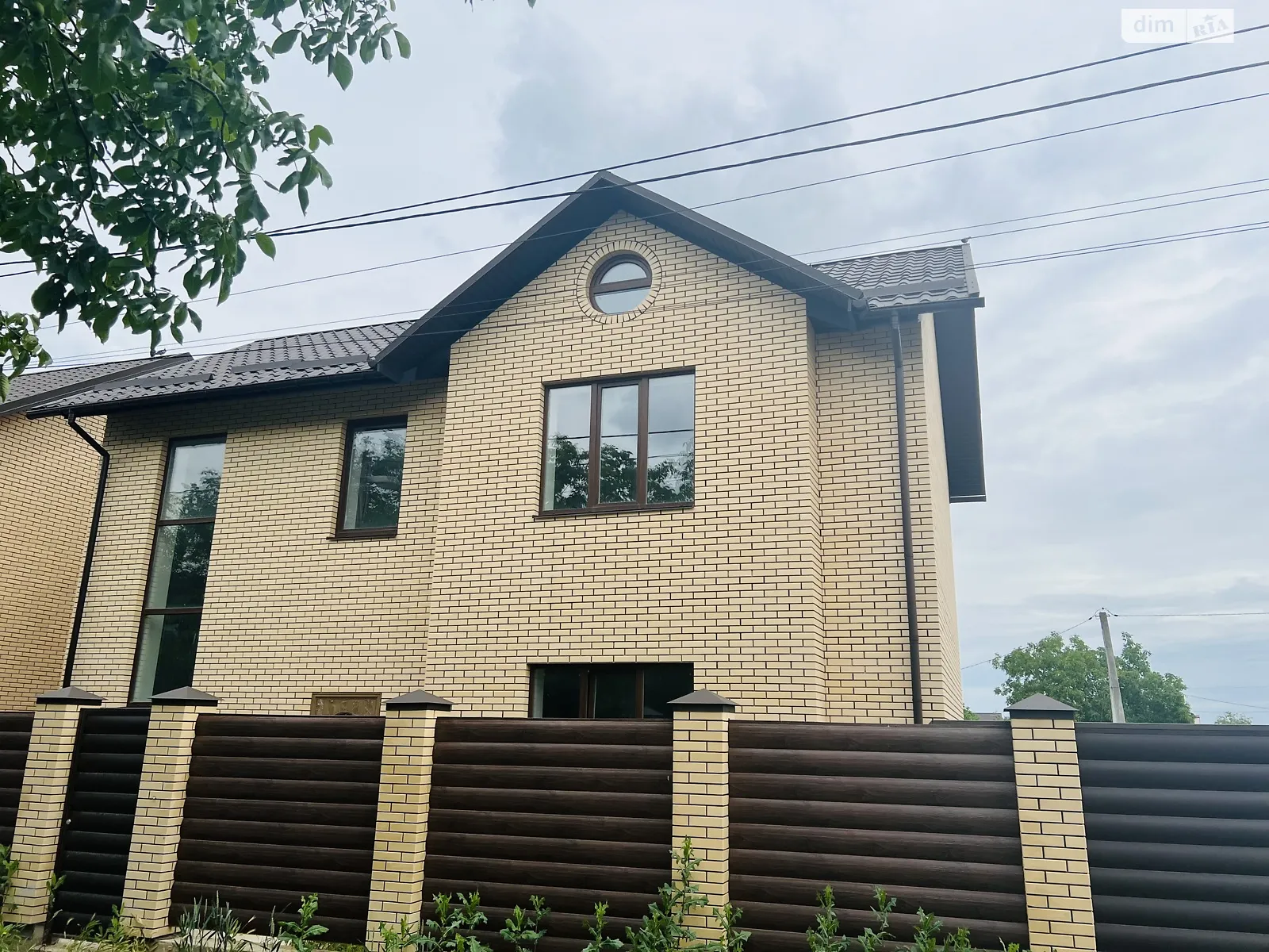 Продается дом на 2 этажа 130 кв. м с беседкой, цена: 99000 $ - фото 1
