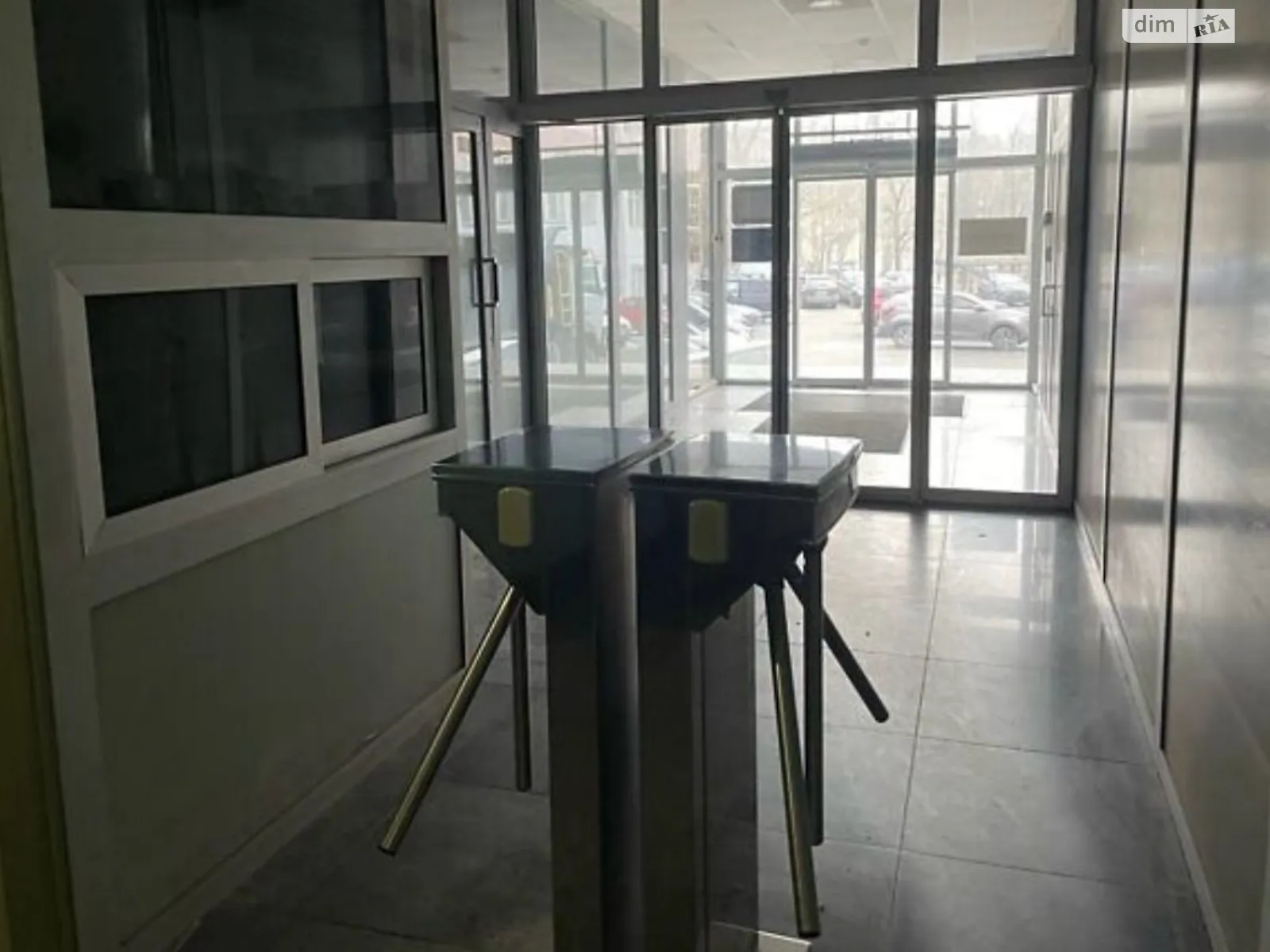 Продается офис 206 кв. м в бизнес-центре, цена: 260000 $ - фото 1
