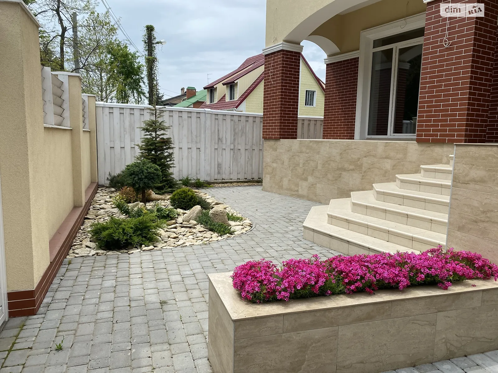 Продается дом на 2 этажа 240 кв. м с беседкой, цена: 510000 $ - фото 1